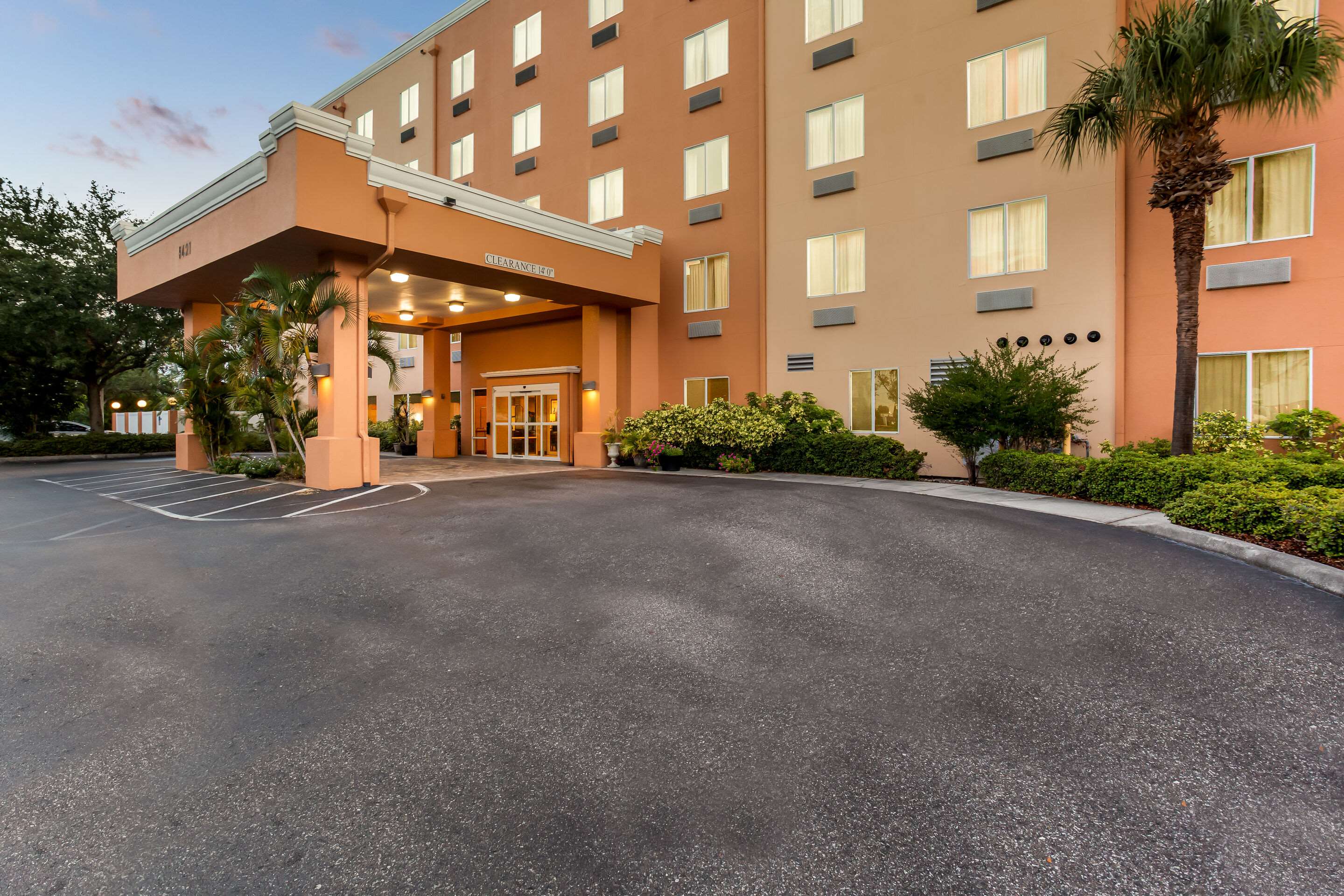 Hotel exterior | Comfort Suites Tampa Airport North