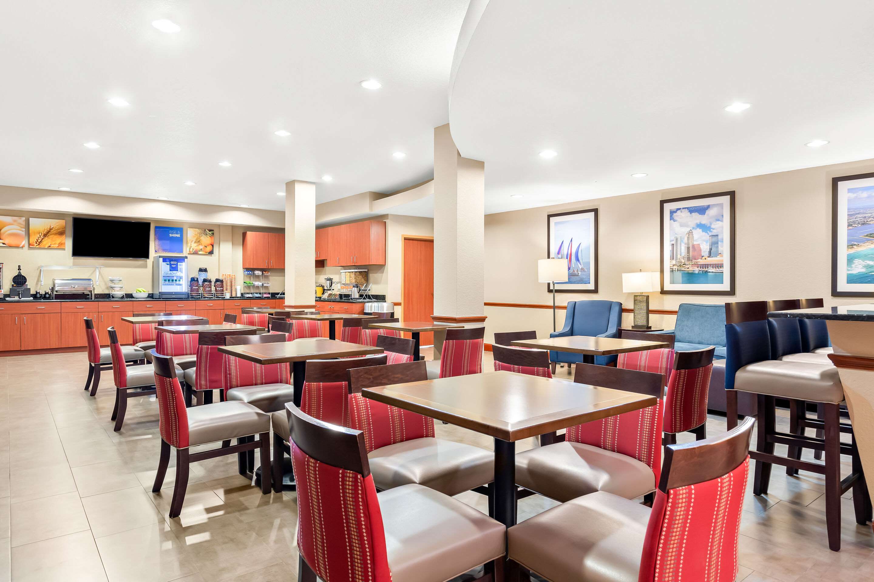 Breakfast area | Comfort Suites Tampa Airport North
