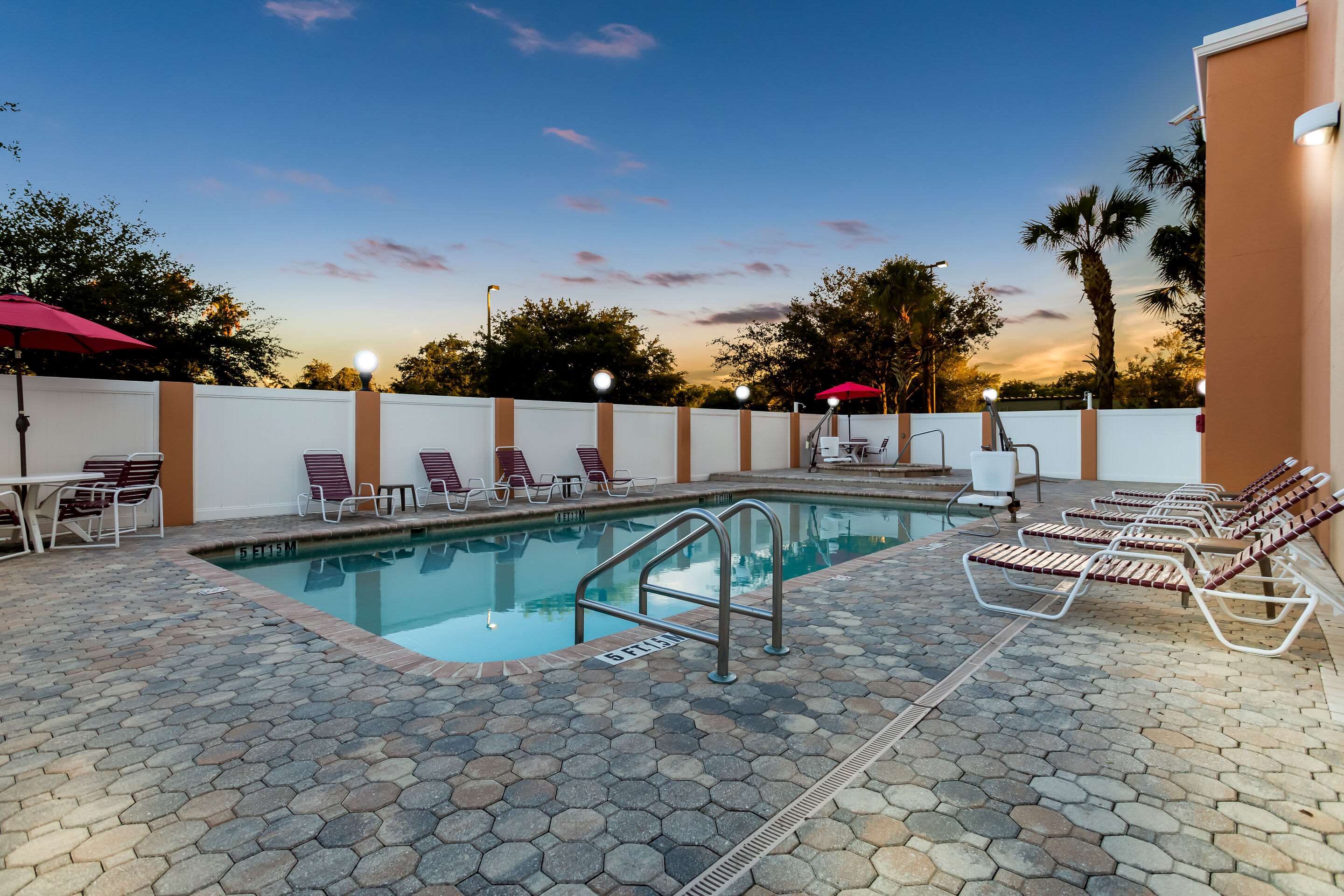 Outdoor pool | Comfort Suites Tampa Airport North