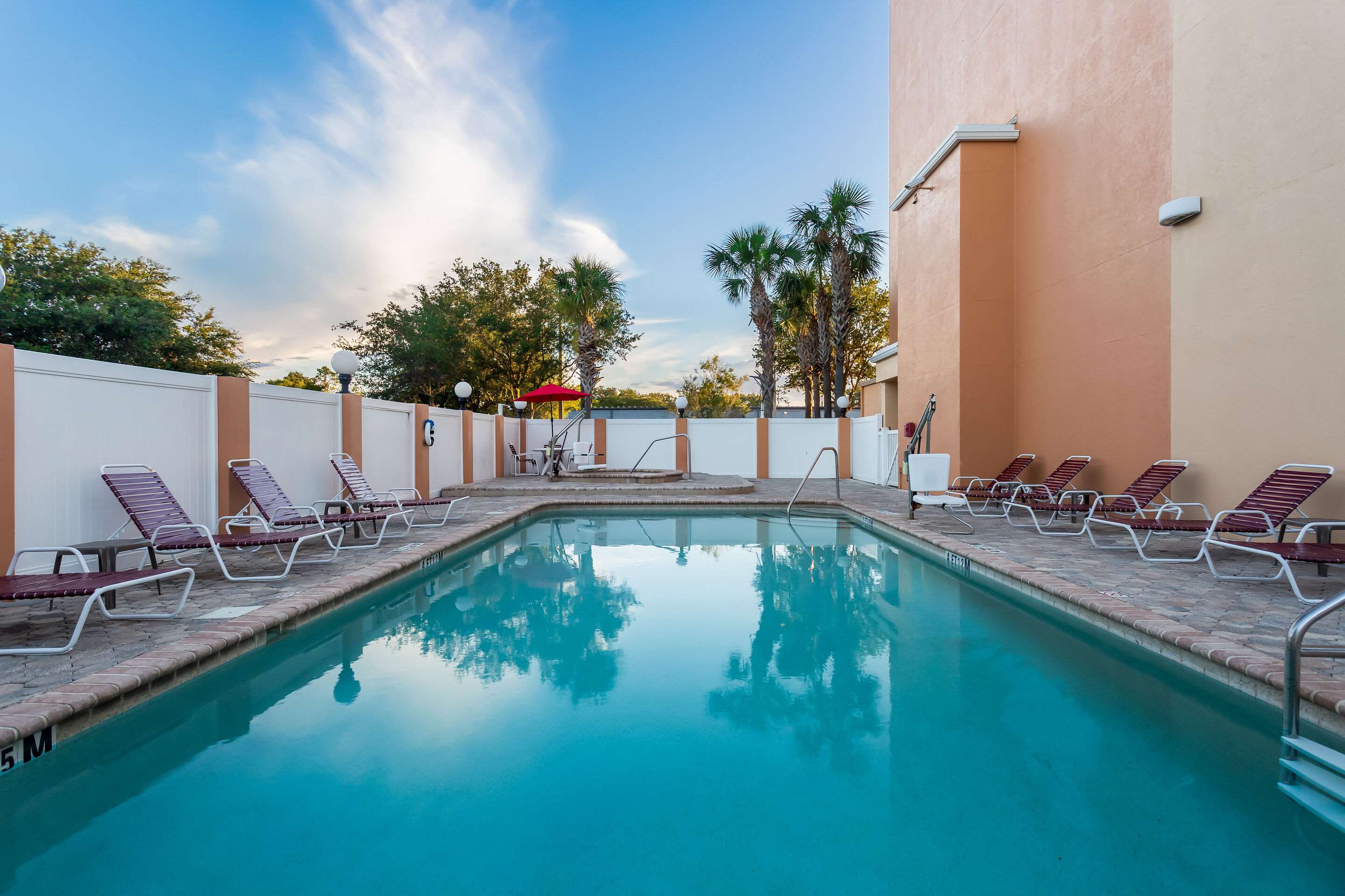 Outdoor pool | Comfort Suites Tampa Airport North