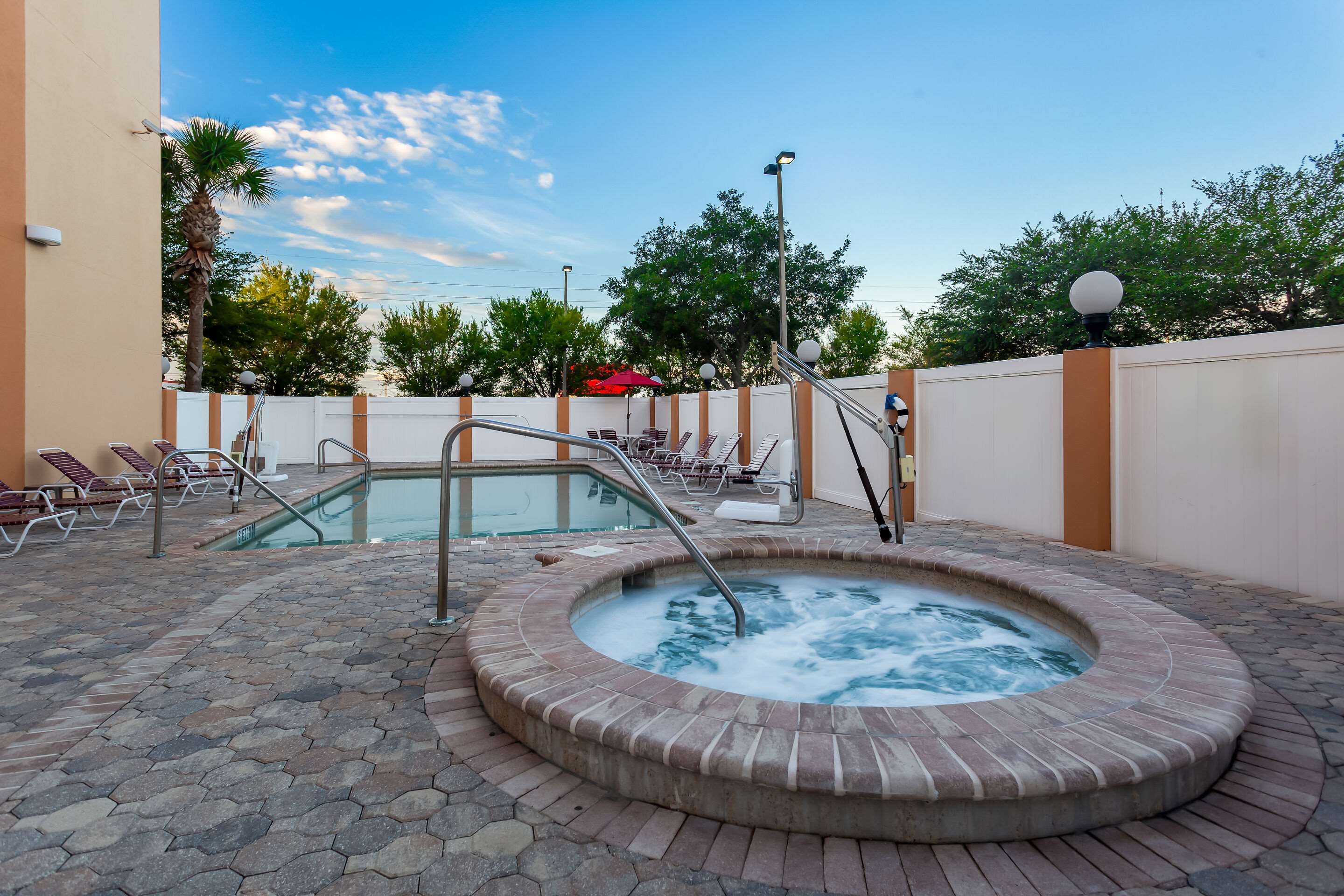 Outdoor hot tub | Comfort Suites Tampa Airport North