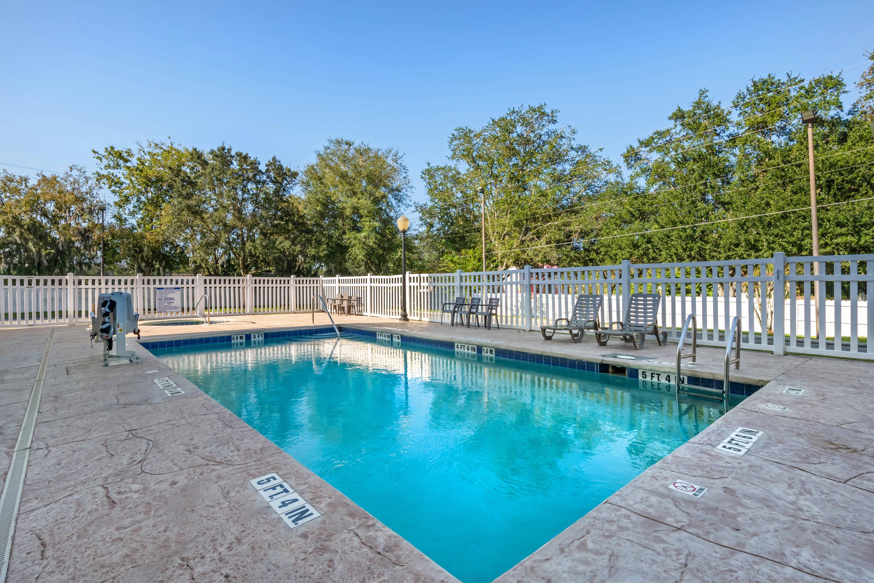 Outdoor pool | Comfort Suites Ocala North