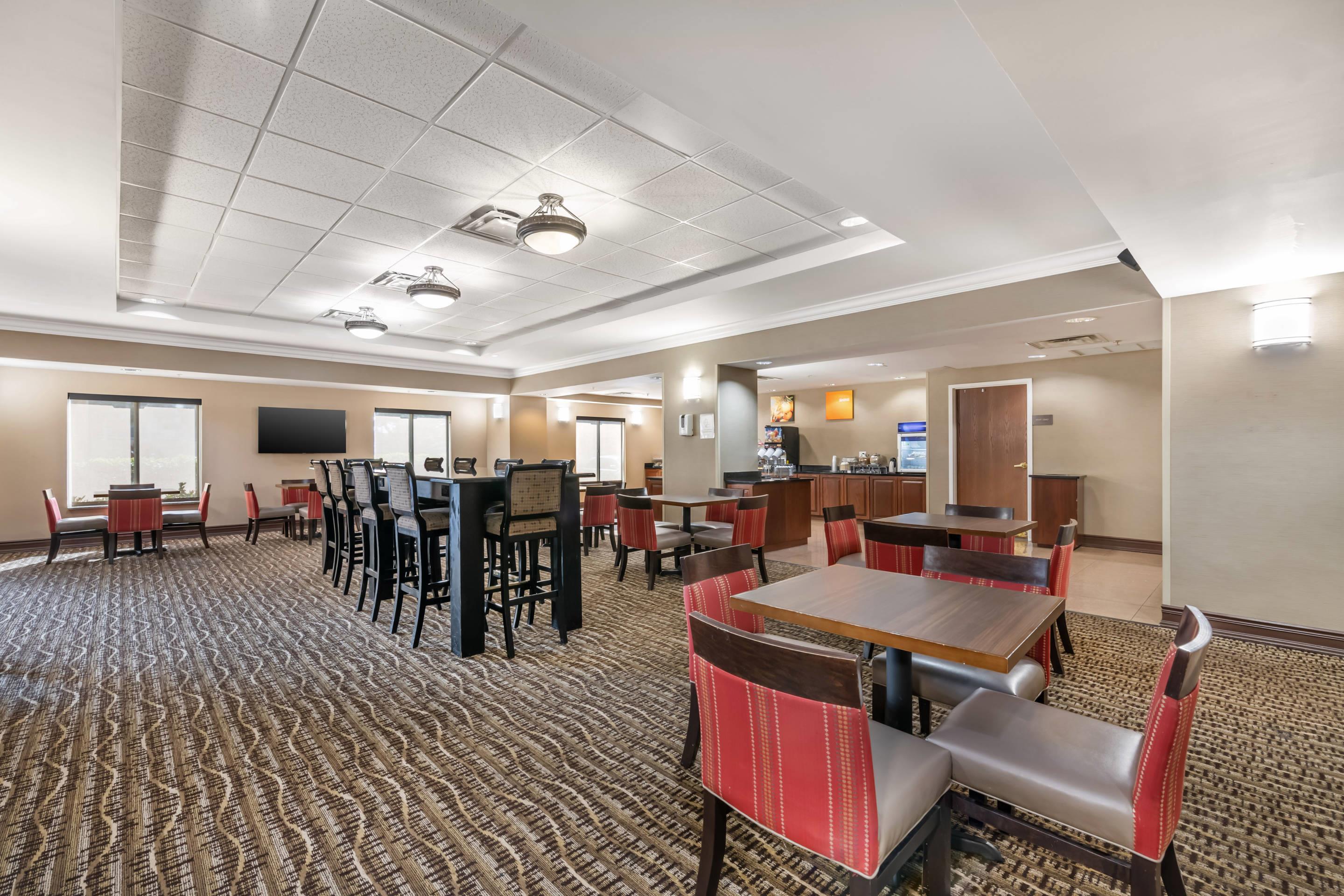 Breakfast area | Comfort Suites Ocala North