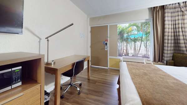  - Rodeway Inn & Suites Fort Lauderdale - I-95, Exit 25