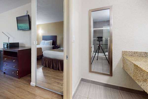  - Rodeway Inn & Suites Fort Lauderdale - I-95, Exit 25