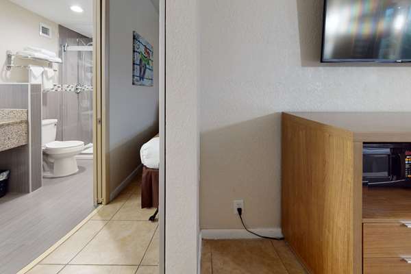  - Rodeway Inn & Suites Fort Lauderdale - I-95, Exit 25