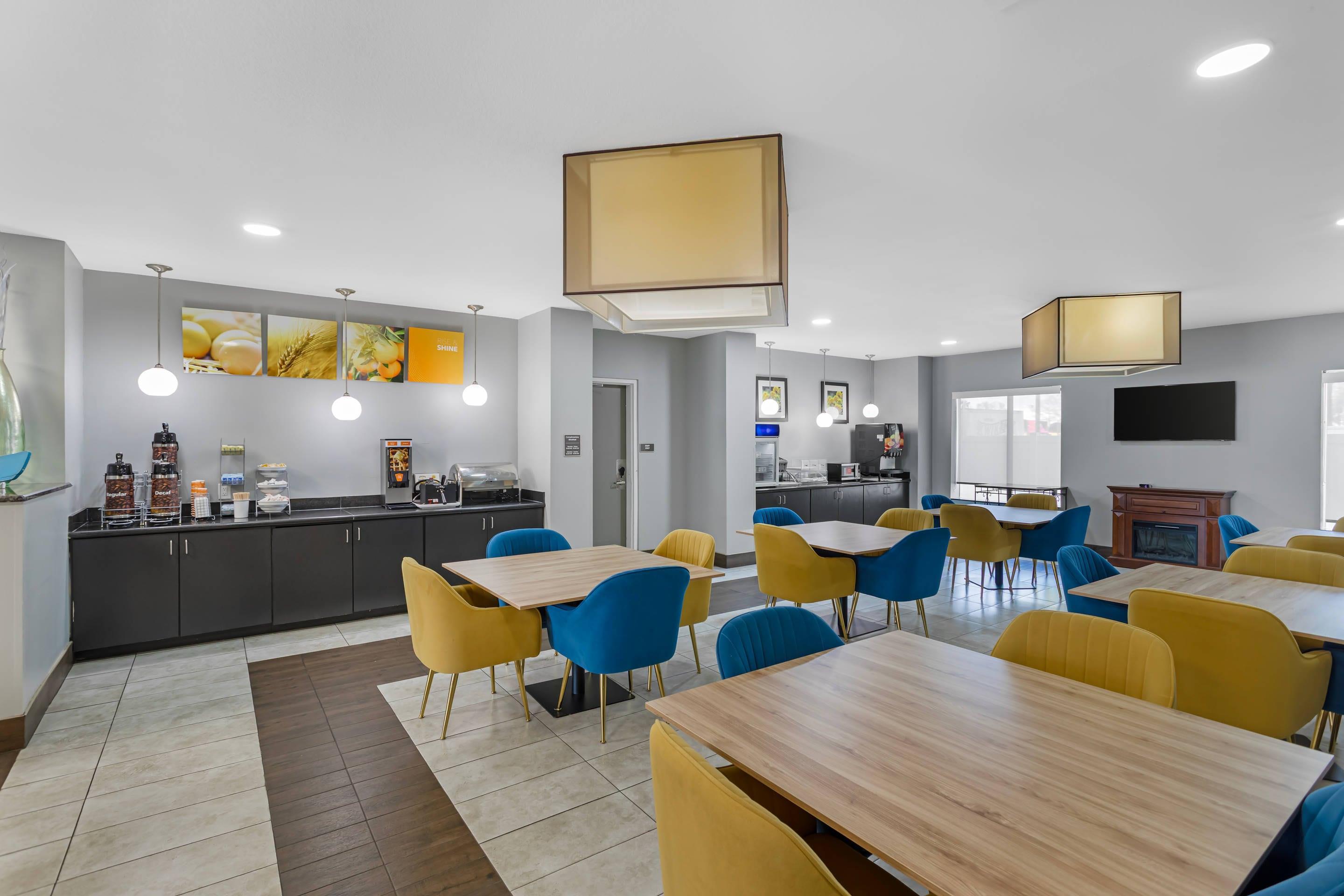 Breakfast area | Comfort Suites West Jacksonville