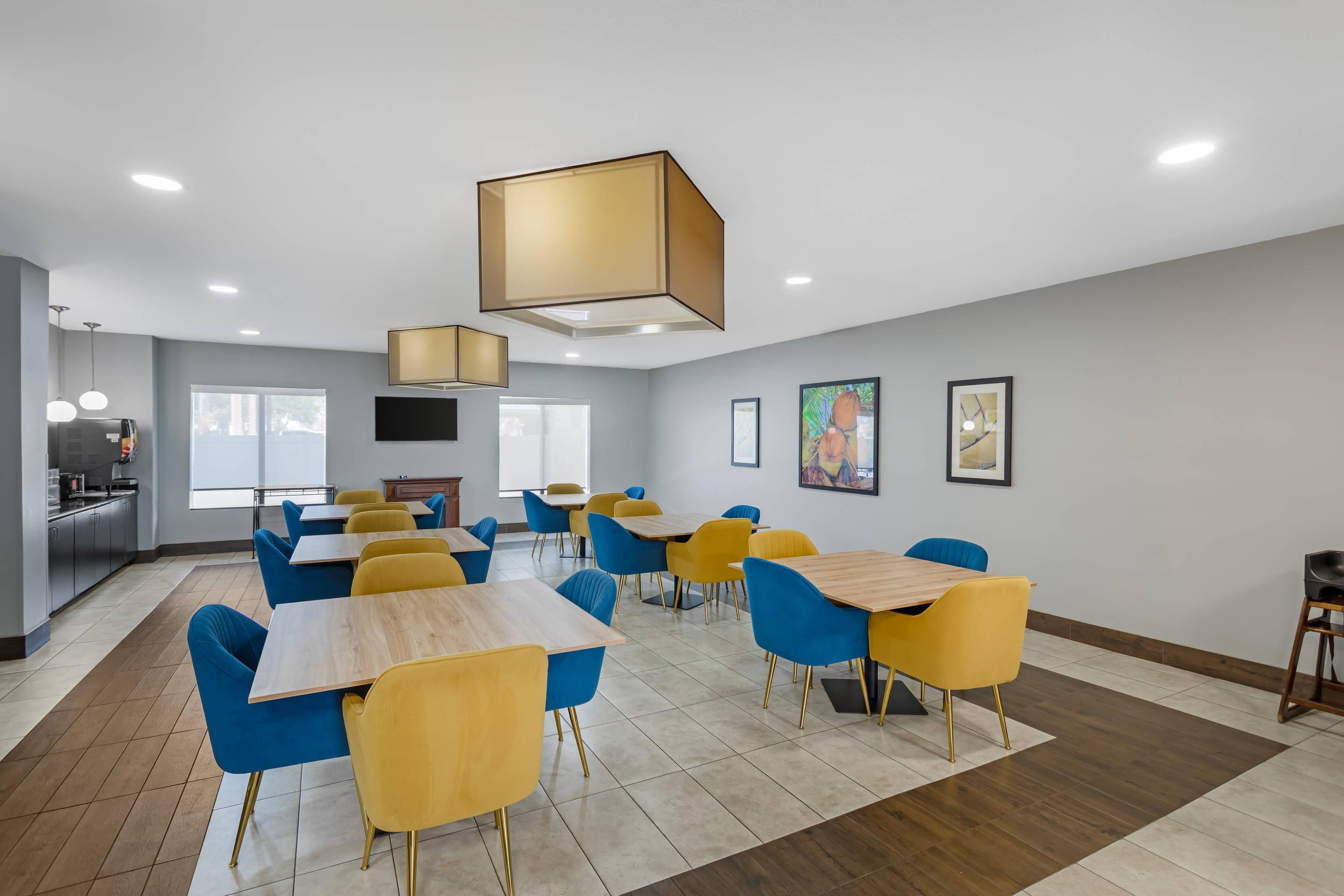 Breakfast area | Comfort Suites West Jacksonville