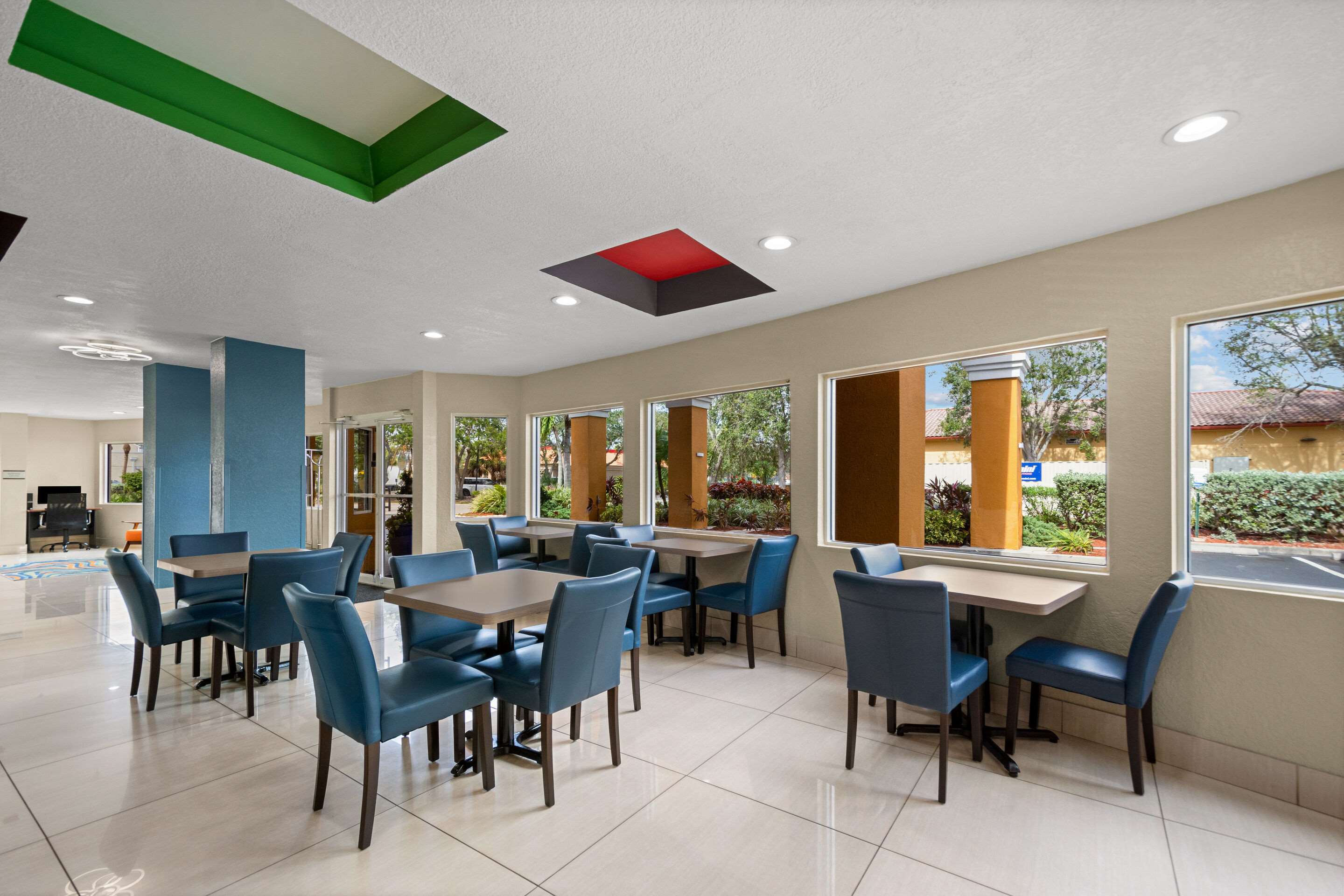 Breakfast area | Quality Inn Sarasota I-75