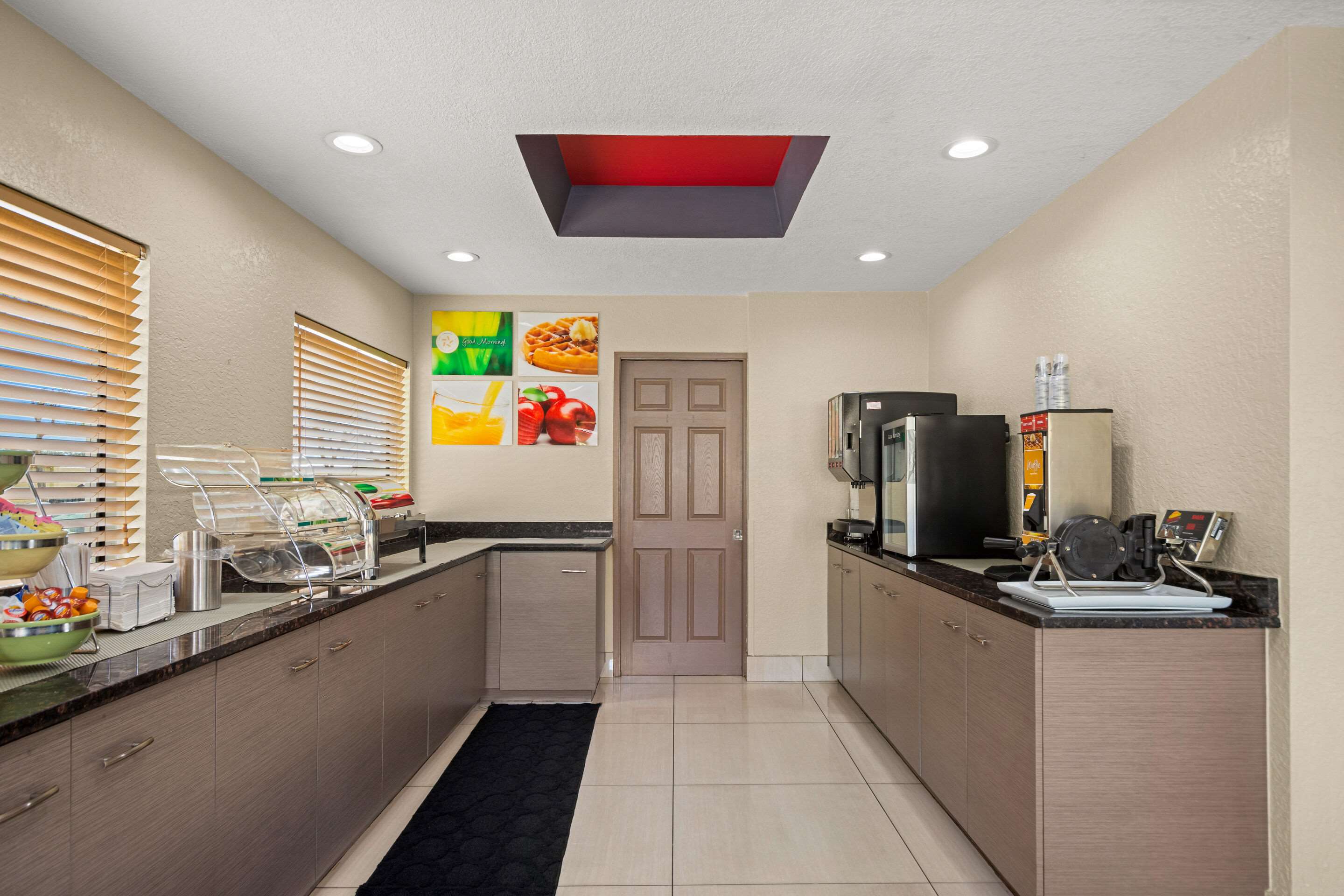 Breakfast area | Quality Inn Sarasota I-75