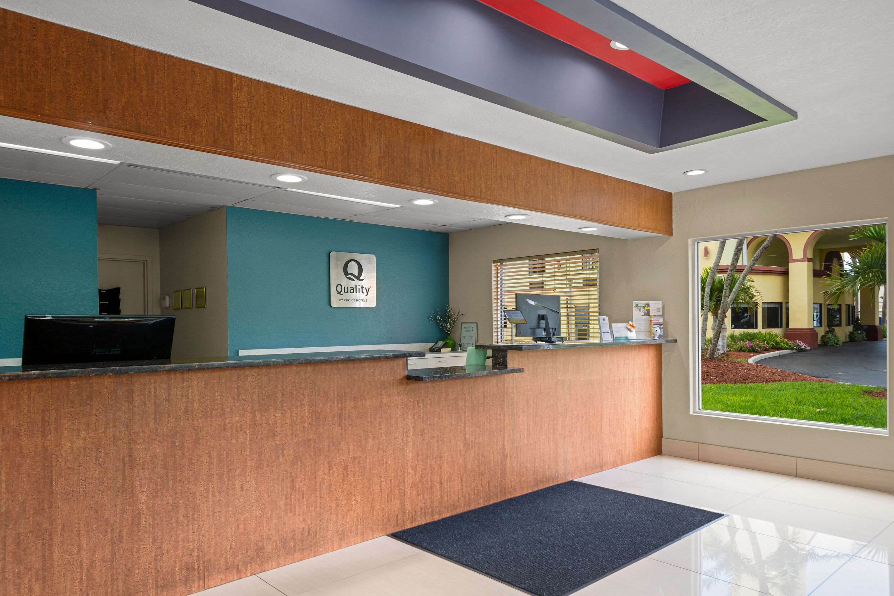 Front desk | Quality Inn Sarasota I-75