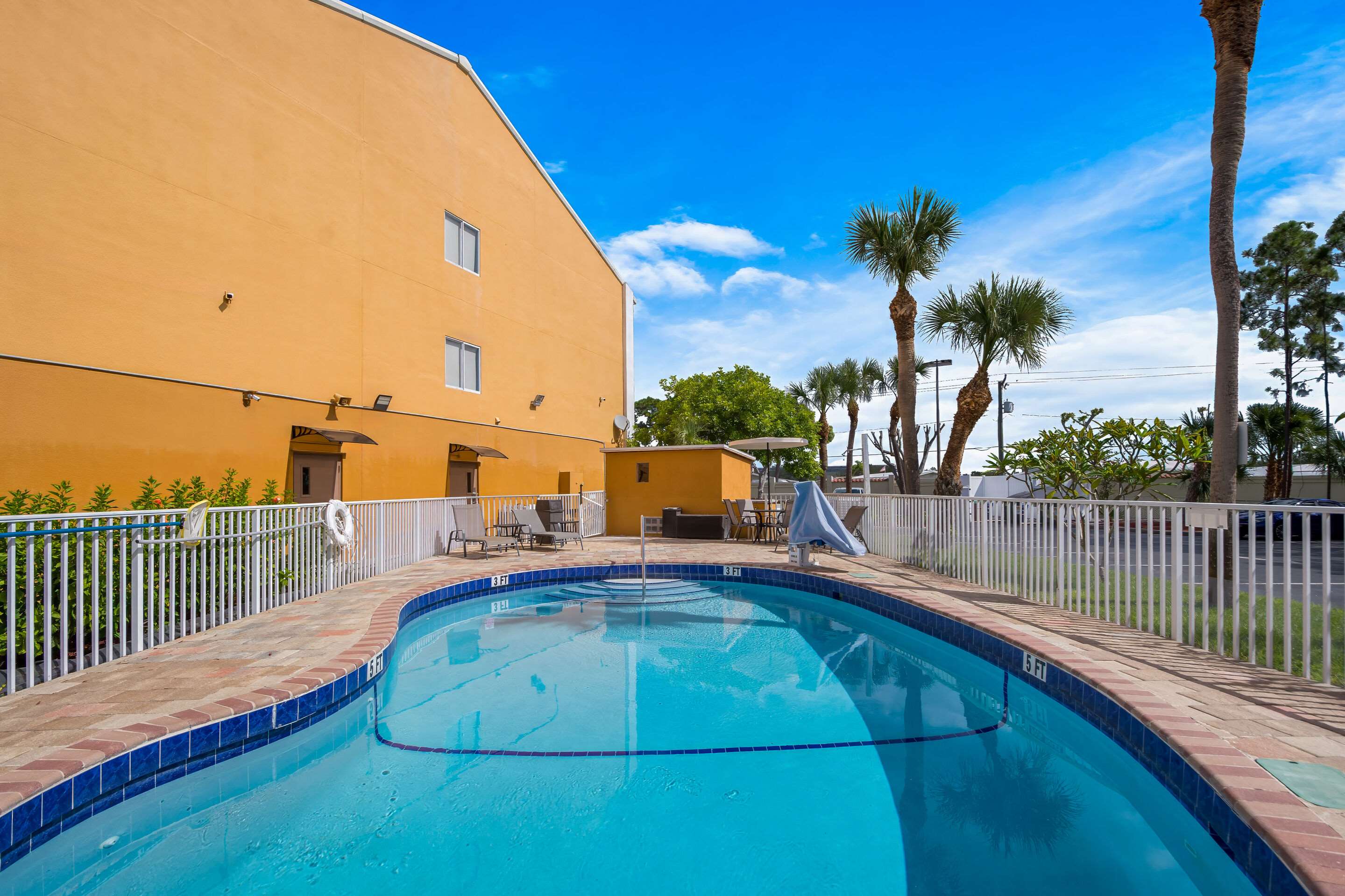 Outdoor pool | Quality Inn Sarasota I-75