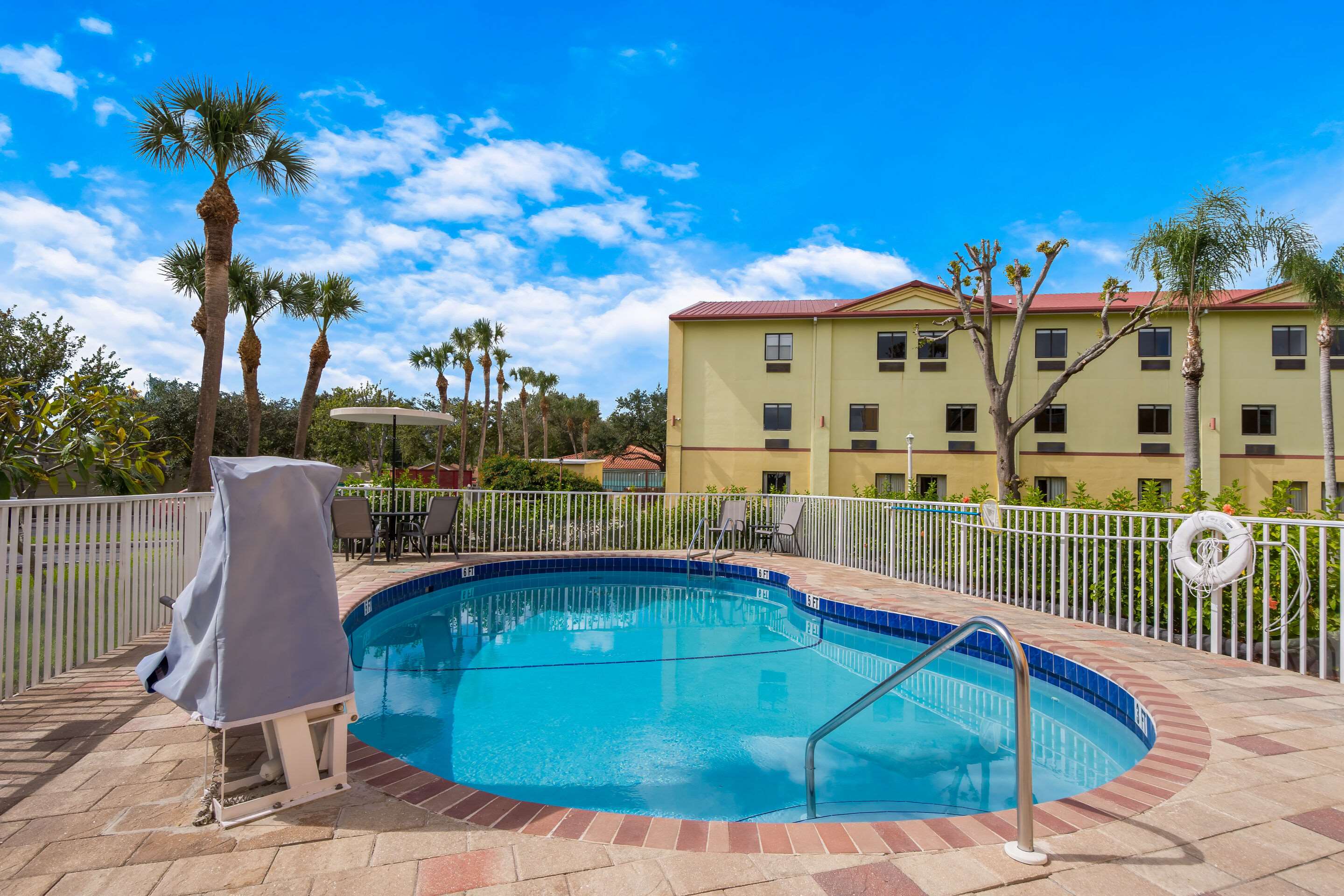 Outdoor pool | Quality Inn Sarasota I-75