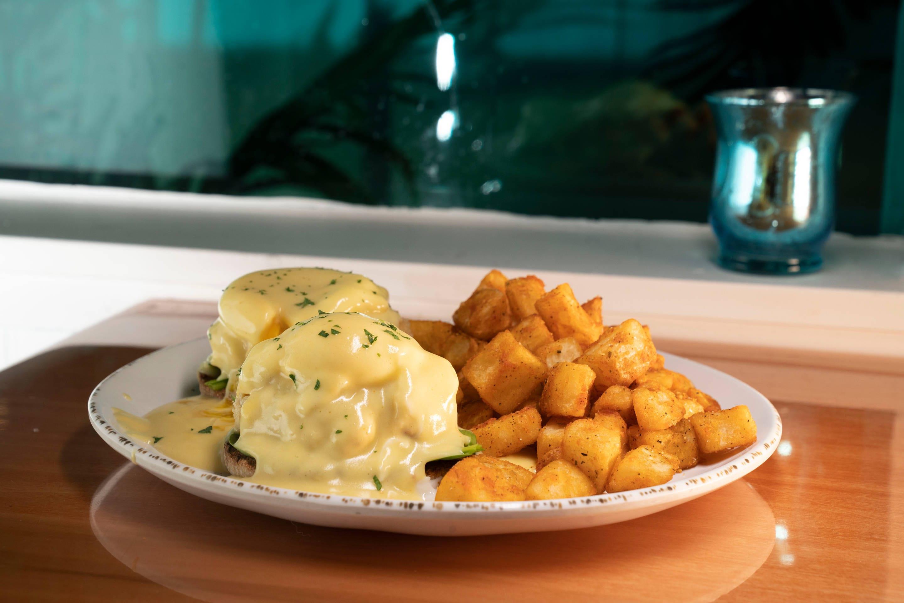 On-site restaurant | Winter the Dolphins Beach Club, Ascend Hotel Collection