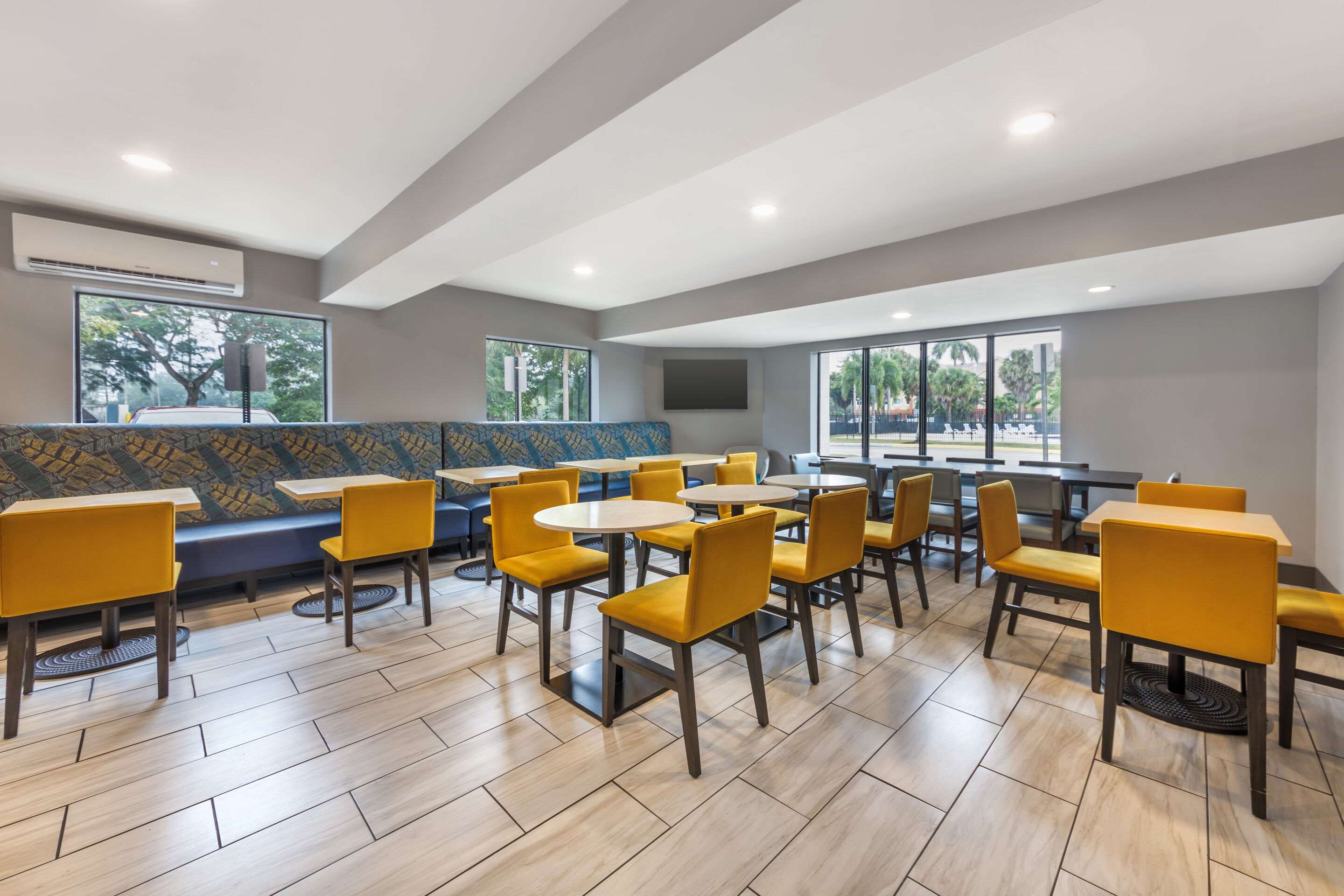 Breakfast area | Sleep Inn Miami International Airport
