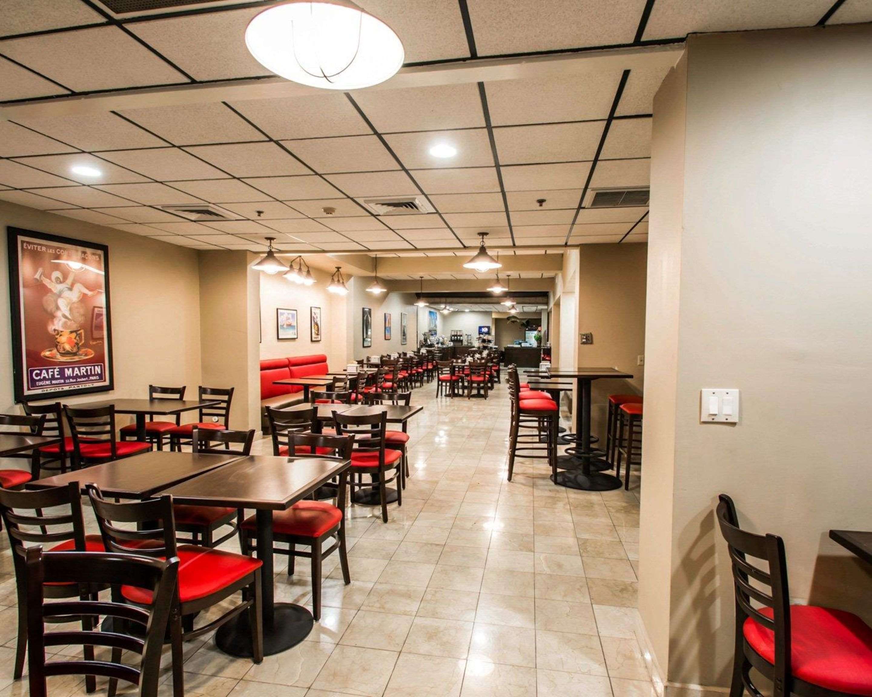 Breakfast area | Clarion Inn & Suites Miami International Airport