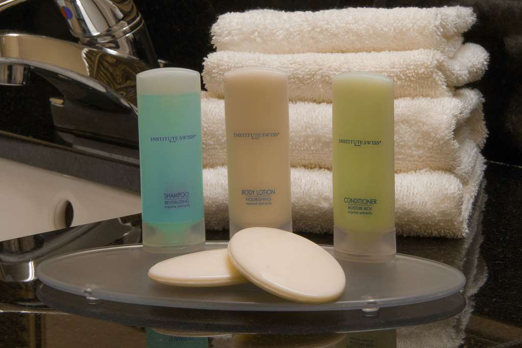 CLARION INN AND SUITES MIAMI INTERN-guestroom-Guest Room,Bathroom,On-Site.jpg