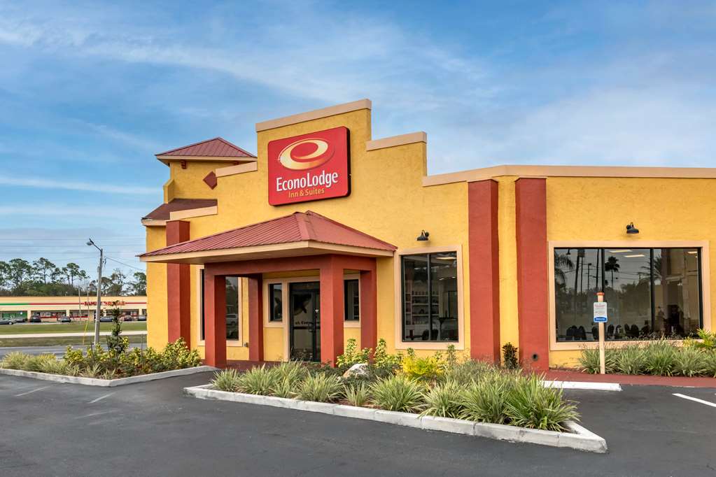 Econo Lodge Inn and Suites Maingate Central
