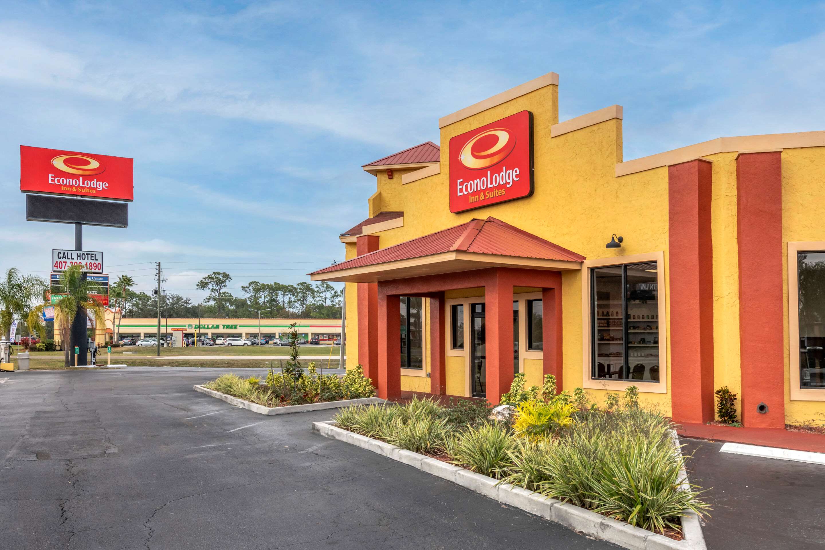 Hotel exterior | Econo Lodge Inn & Suites Maingate Central