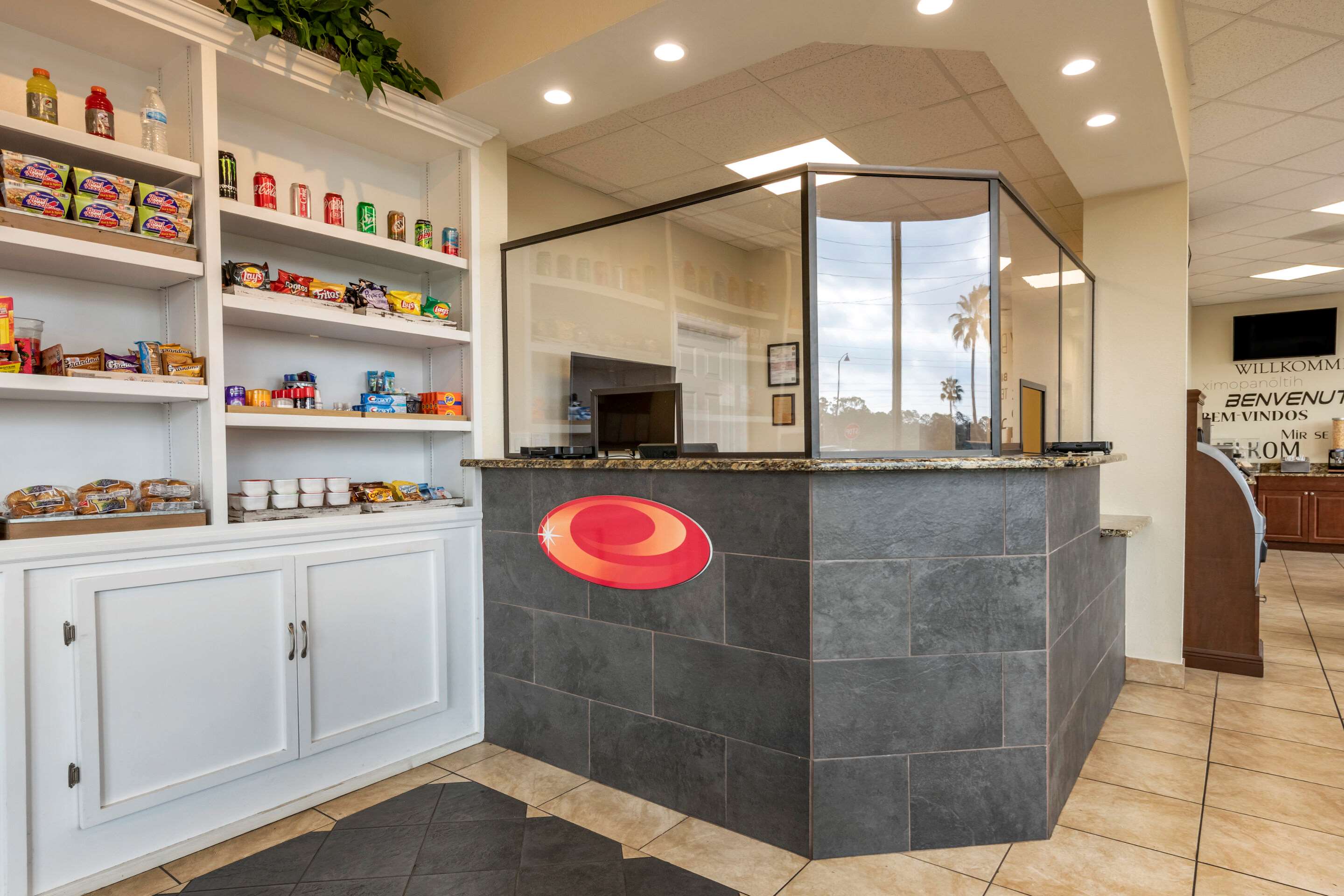 Hotel lobby | Econo Lodge Inn & Suites Maingate Central