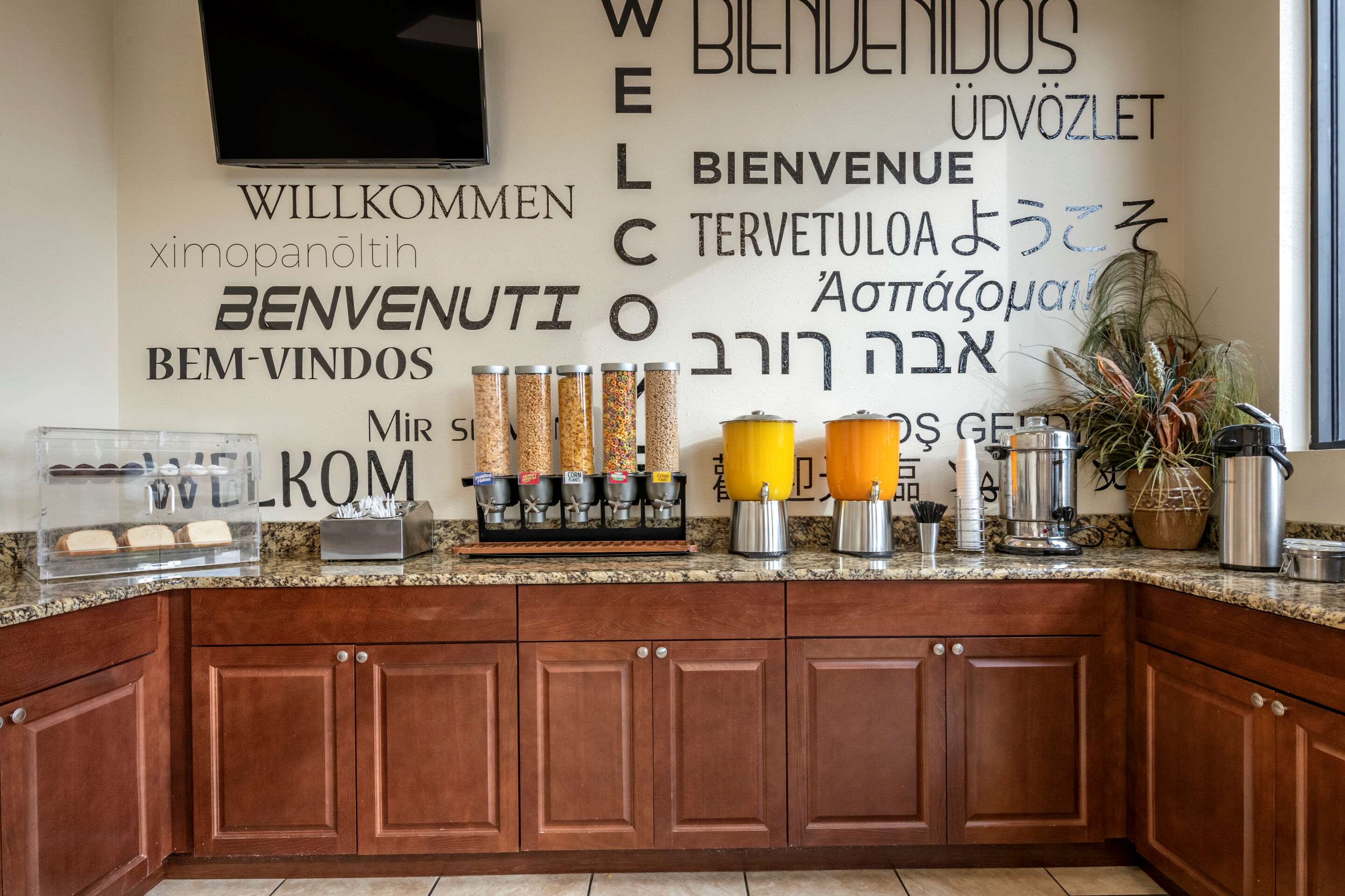 Buffet Breakfast Area | Econo Lodge Inn & Suites Maingate Central