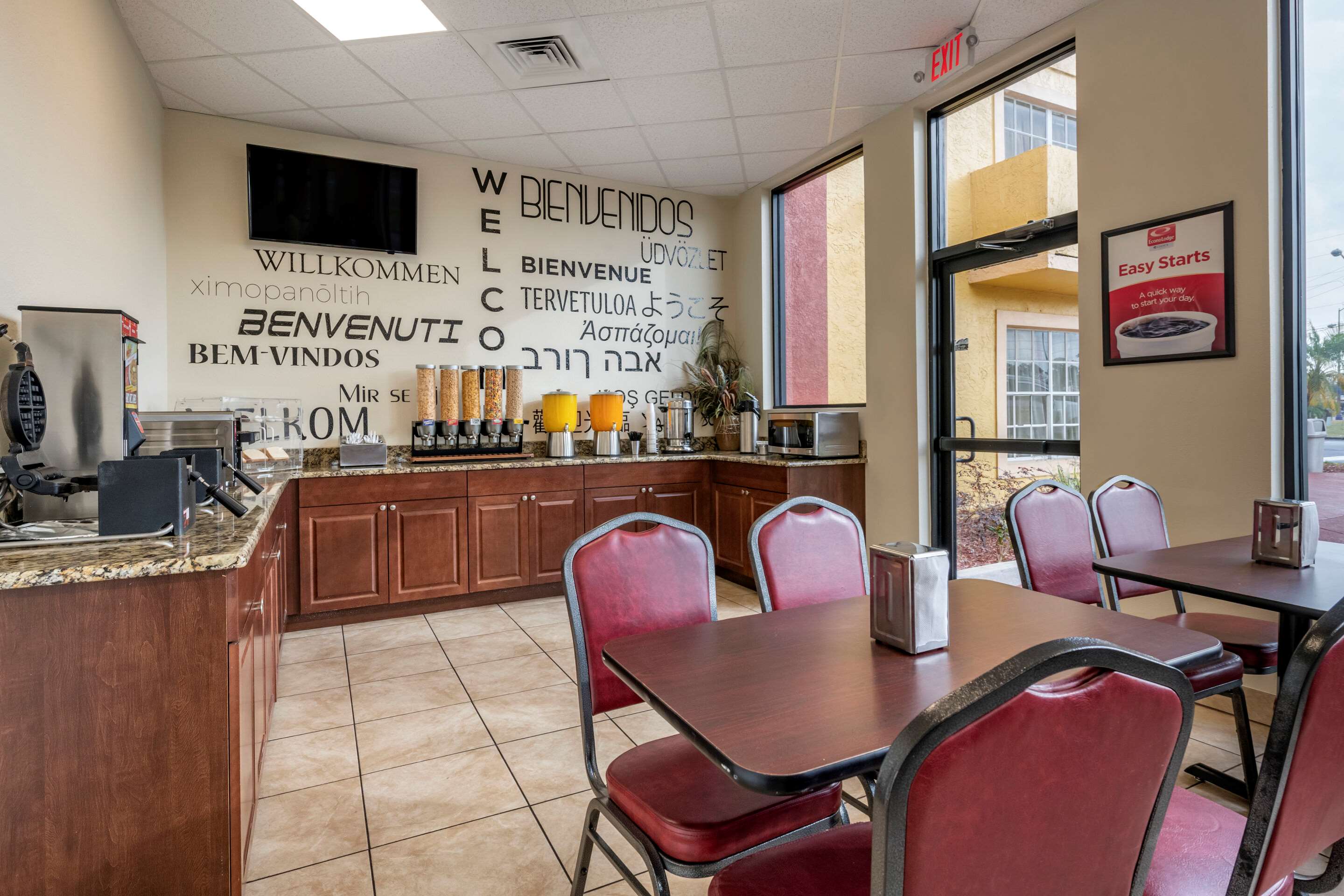 Breakfast area | Econo Lodge Inn & Suites Maingate Central