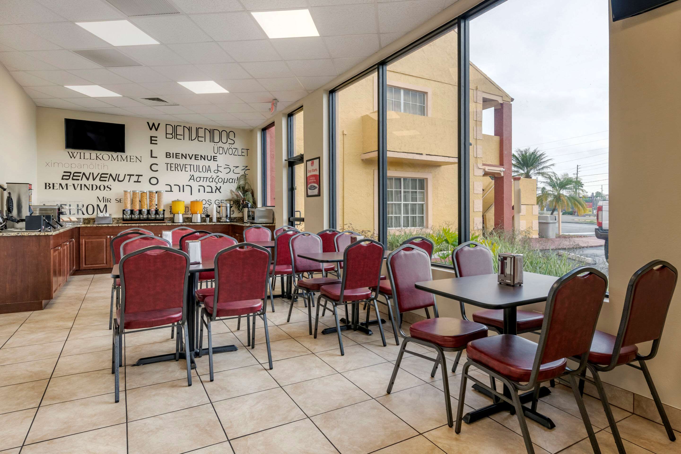 Enjoy breakfast in this seating area | Econo Lodge Inn & Suites Maingate Central