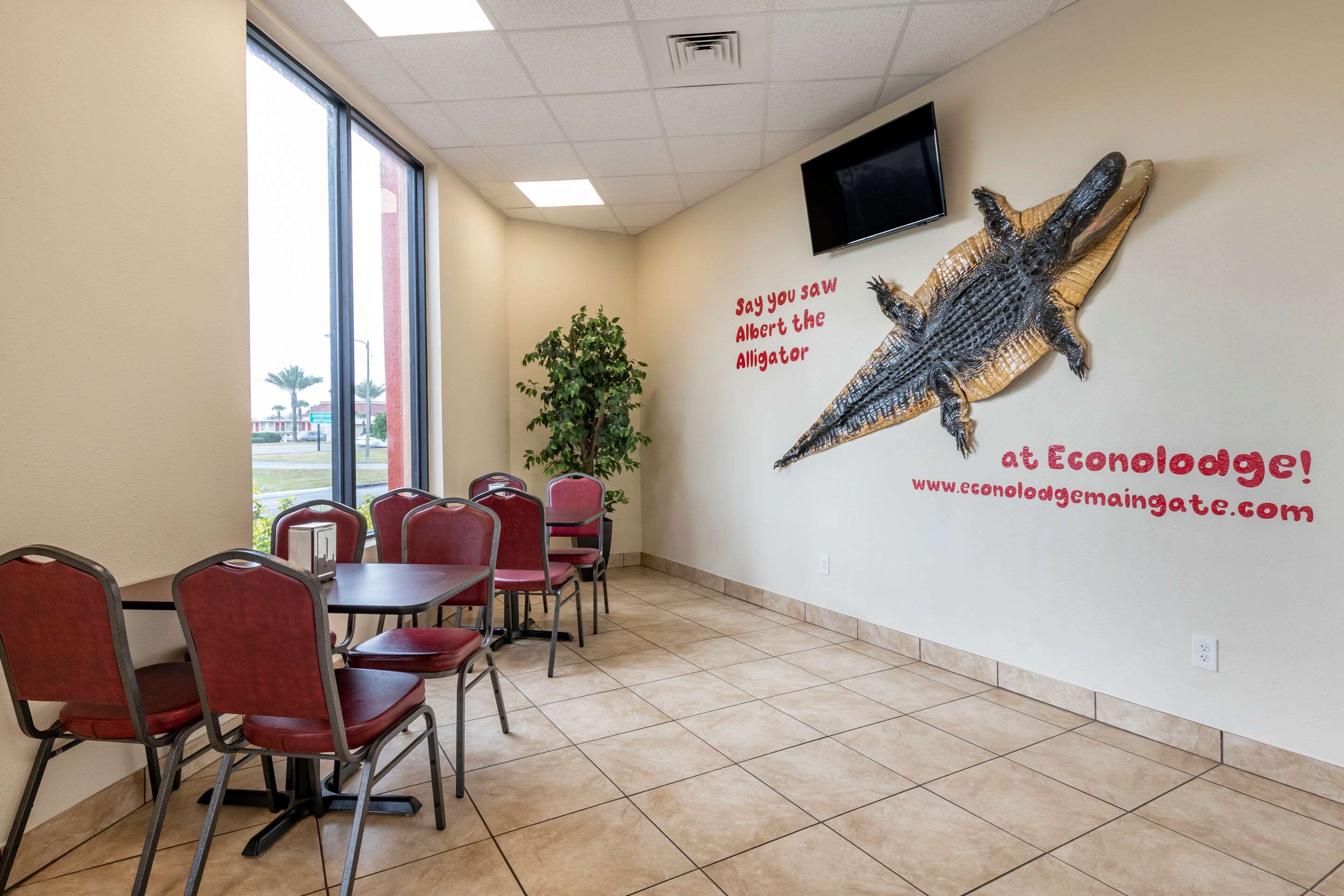 Enjoy breakfast in this seating area | Econo Lodge Inn & Suites Maingate Central