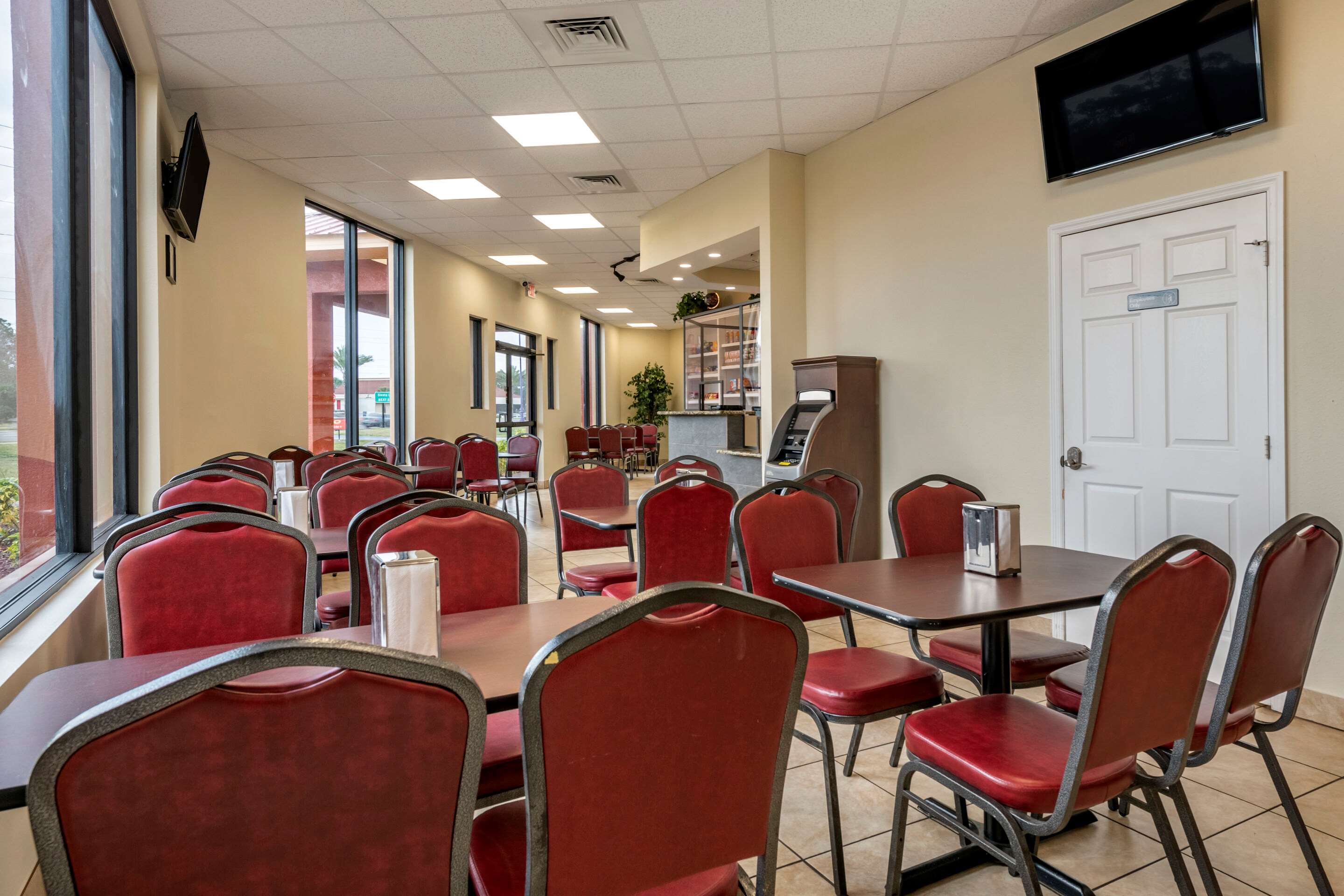 Spacious breakfast area | Econo Lodge Inn & Suites Maingate Central