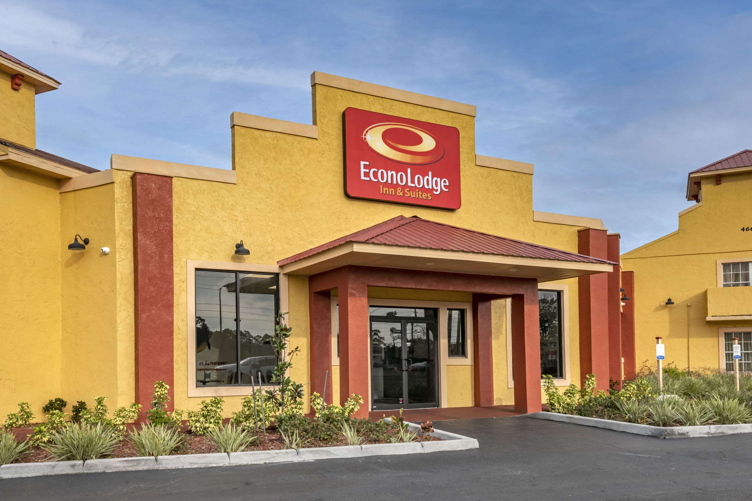 Hotel entrance | Econo Lodge Inn & Suites Maingate Central