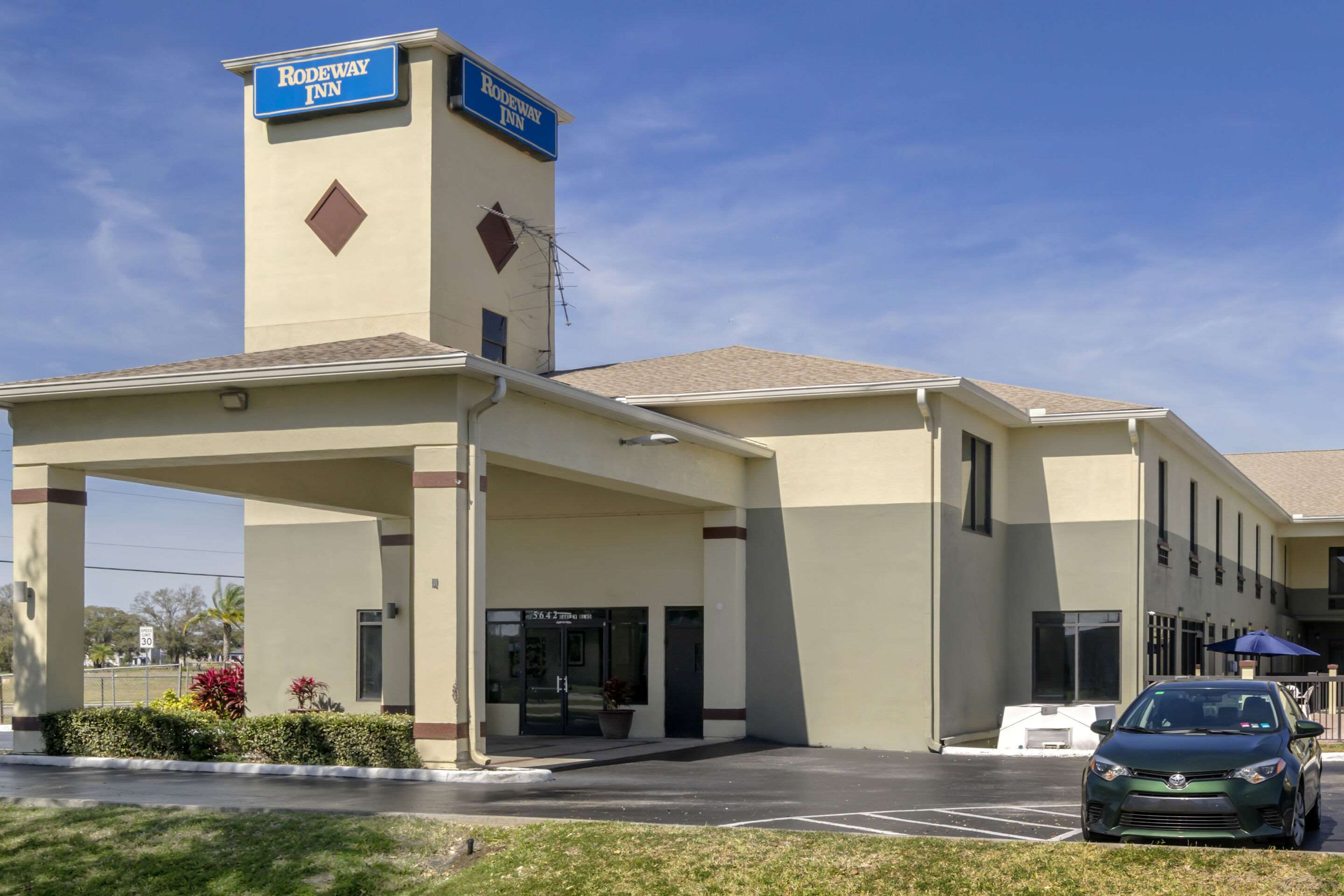 Hotel exterior | Rodeway Inn