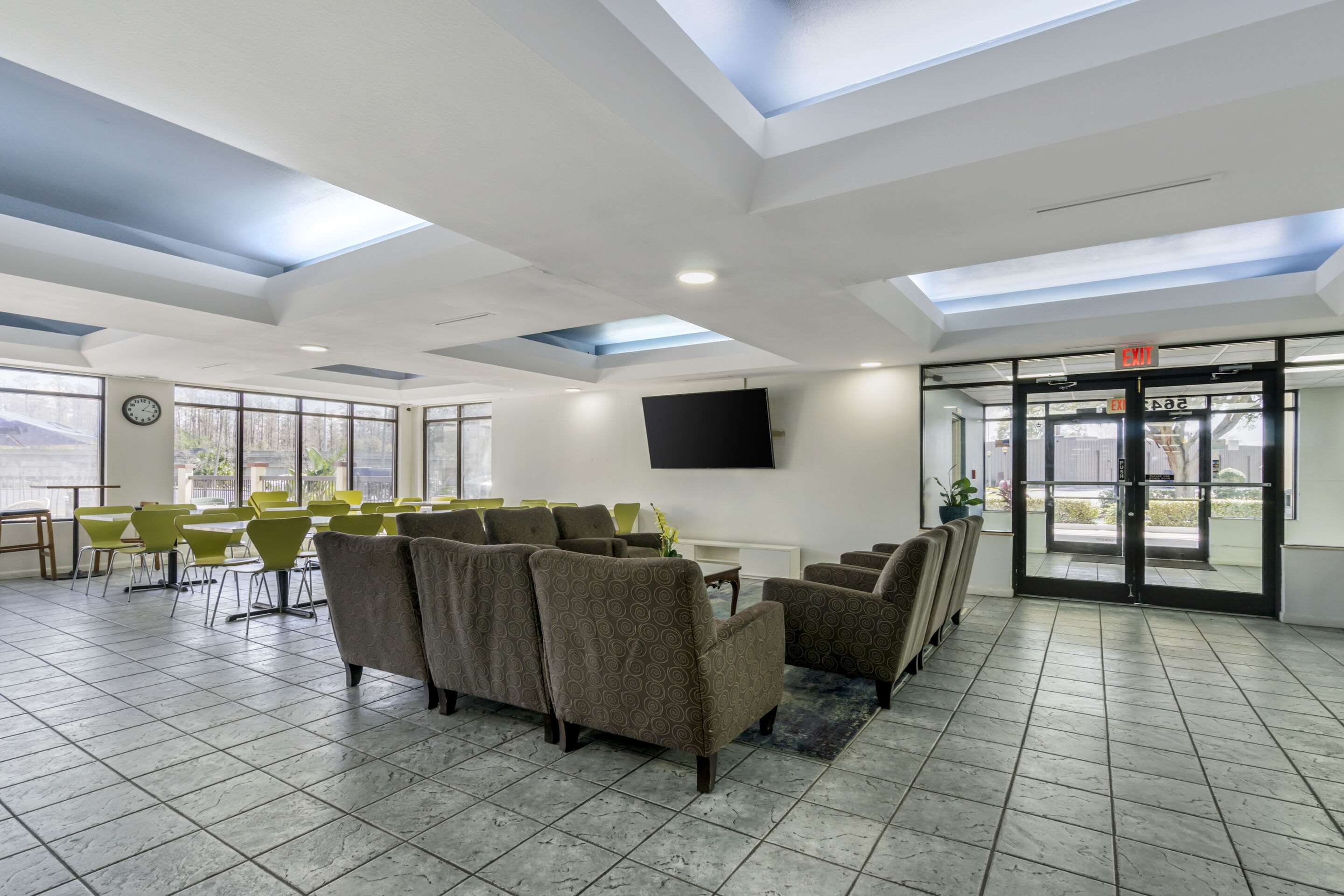 Lobby with sitting area | Rodeway Inn