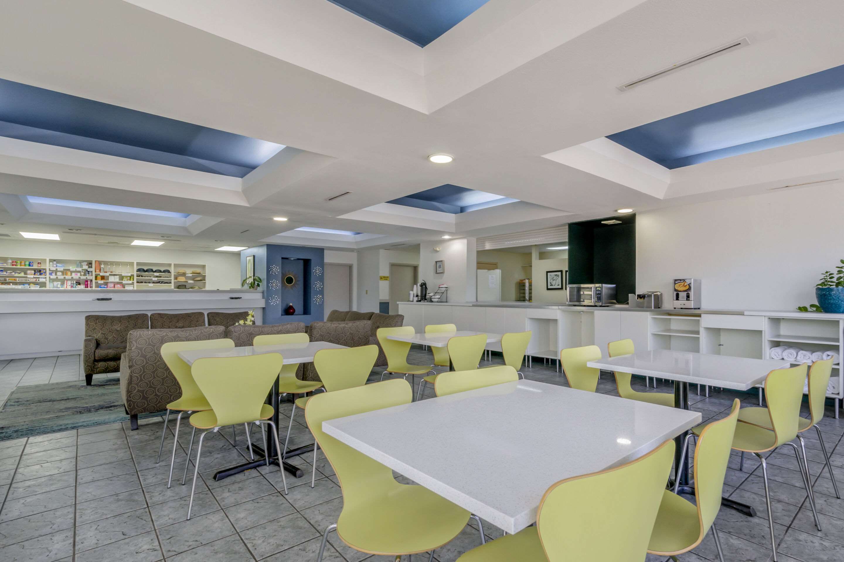 Enjoy breakfast in this seating area | Rodeway Inn