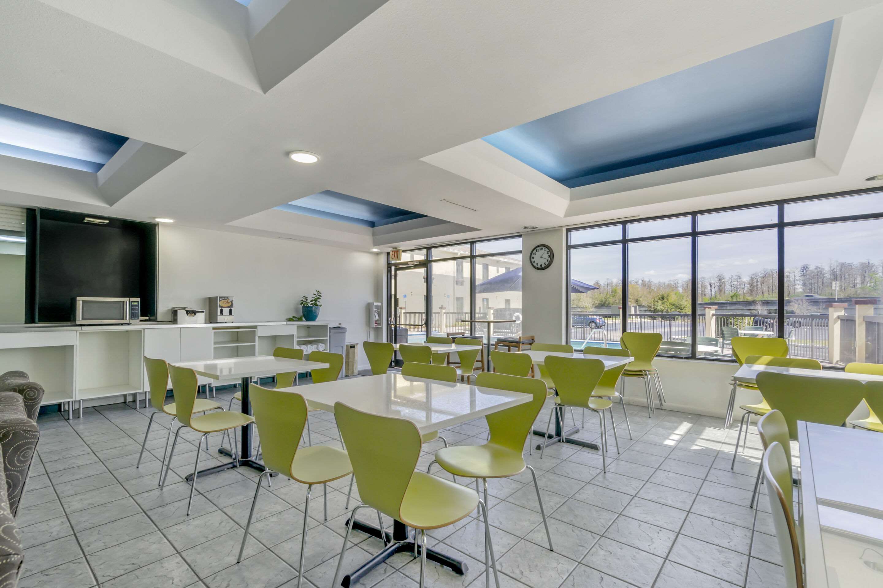 Enjoy breakfast in this seating area | Rodeway Inn