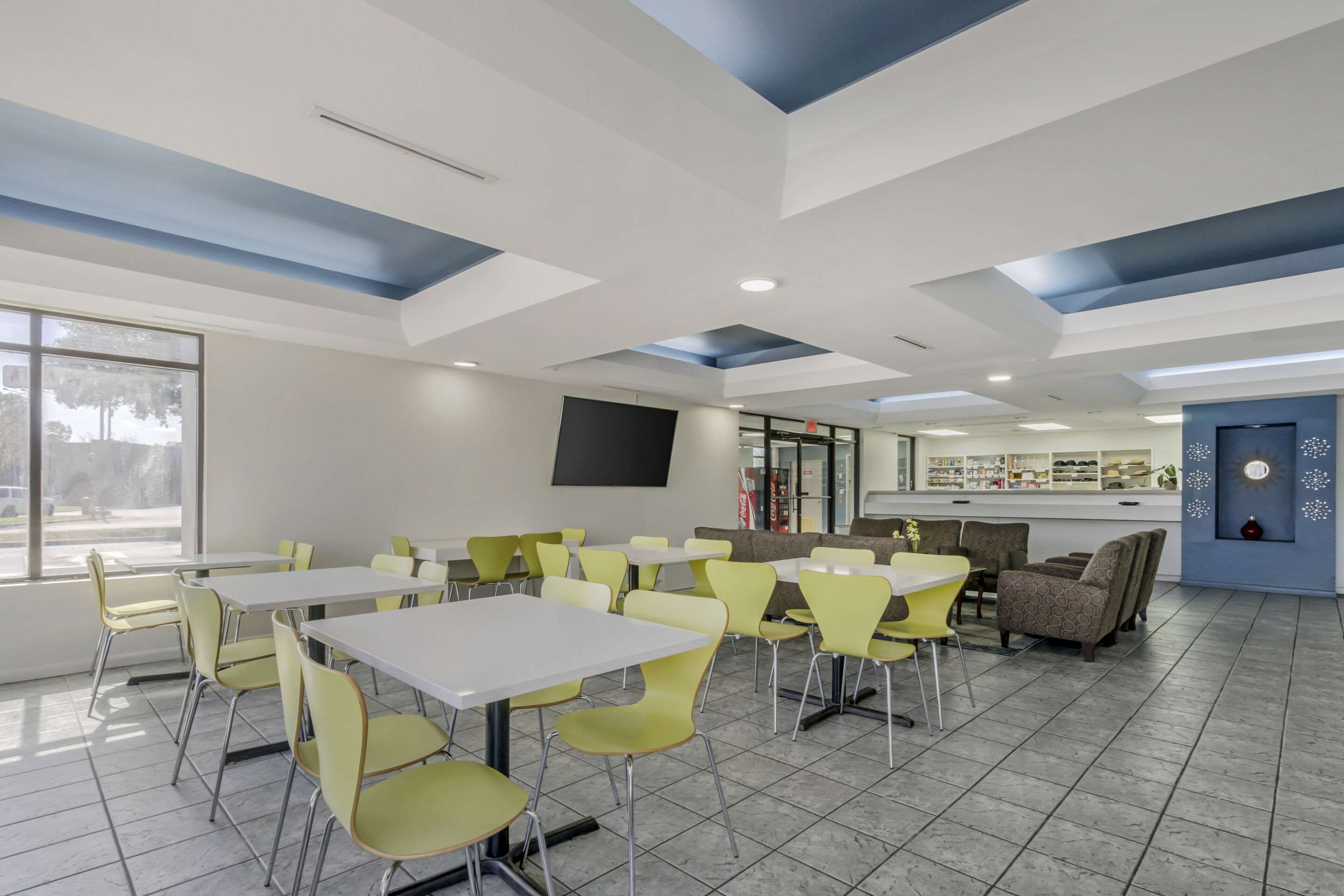 Enjoy breakfast in this seating area | Rodeway Inn