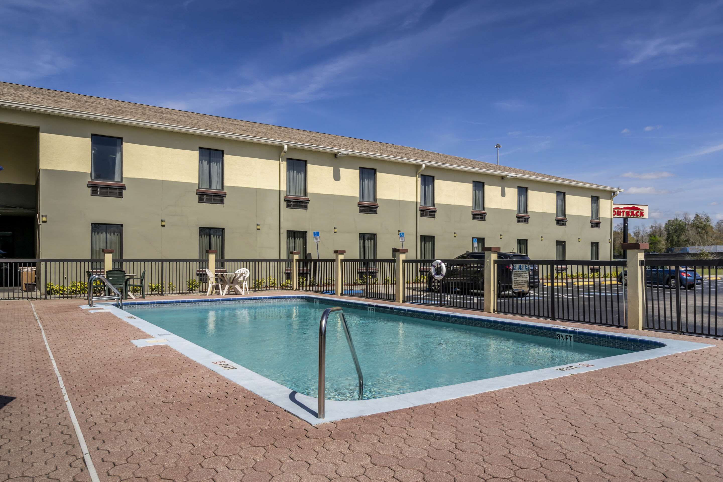 Outdoor pool | Rodeway Inn