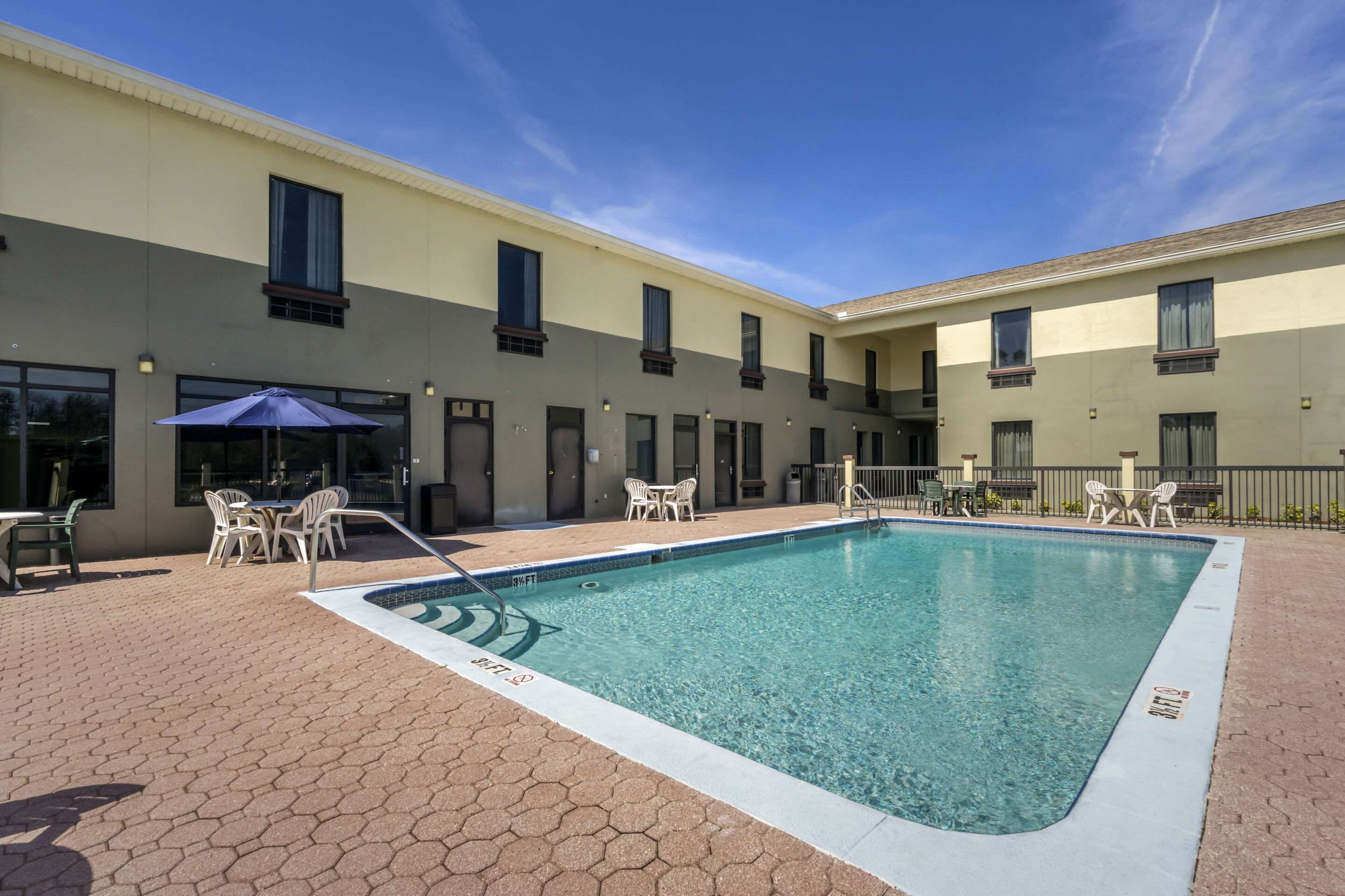 Outdoor pool | Rodeway Inn