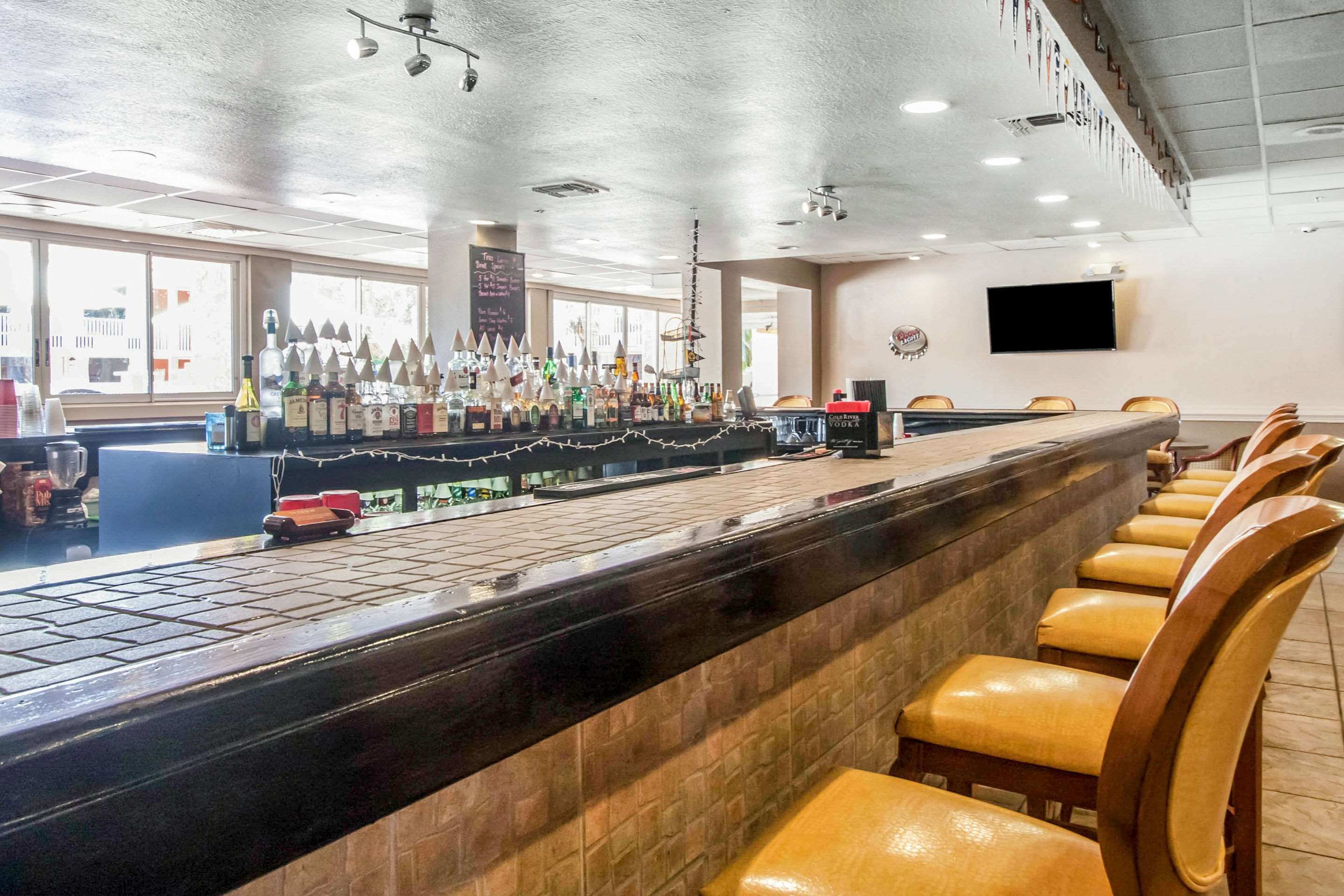 Cocktail lounge