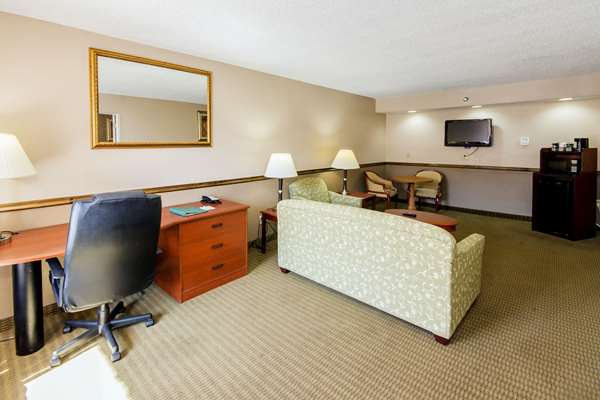 Suite - Quality Inn & Suites Conference Center New Port Richey