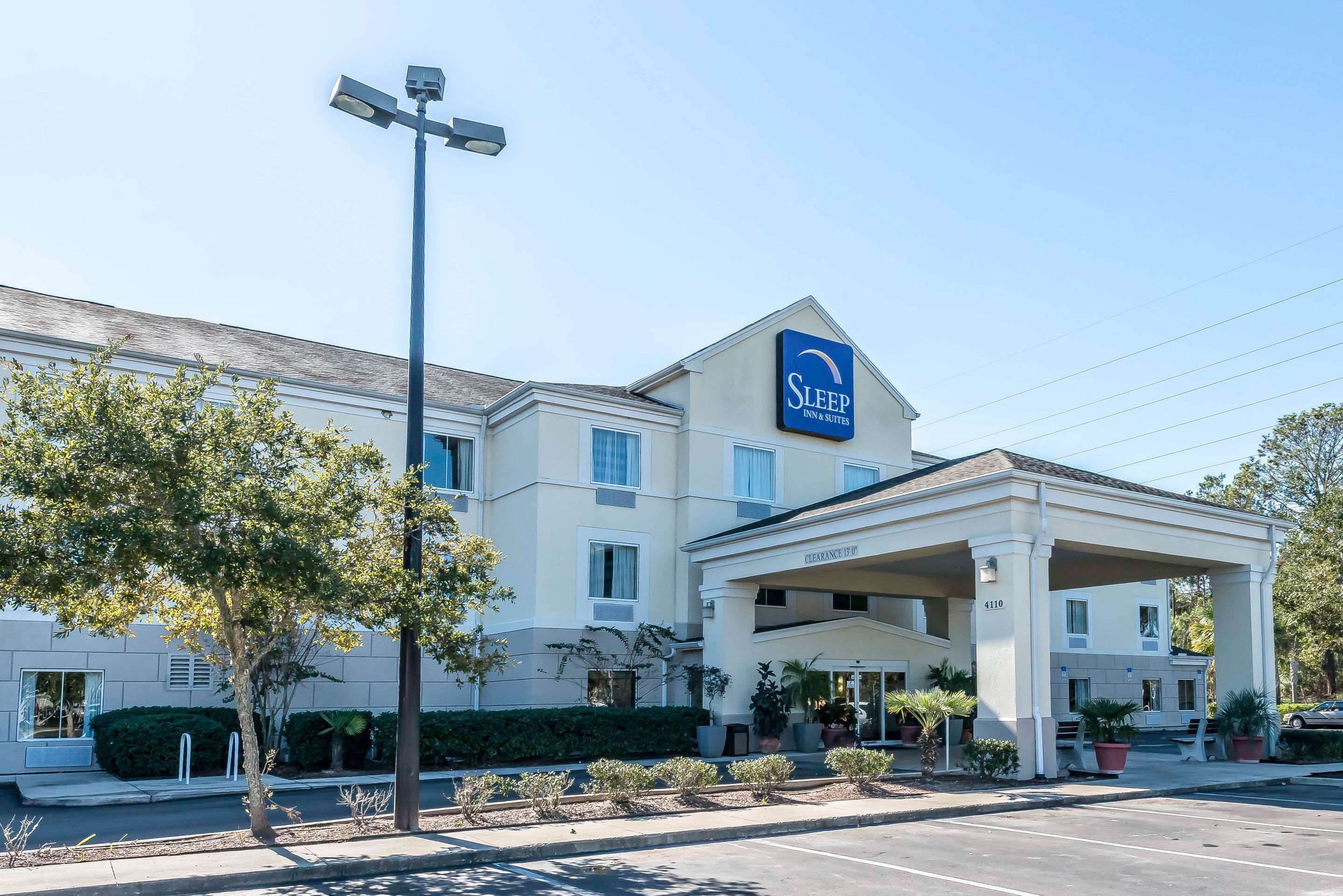Hotel exterior | Sleep Inn & Suites University/Shands