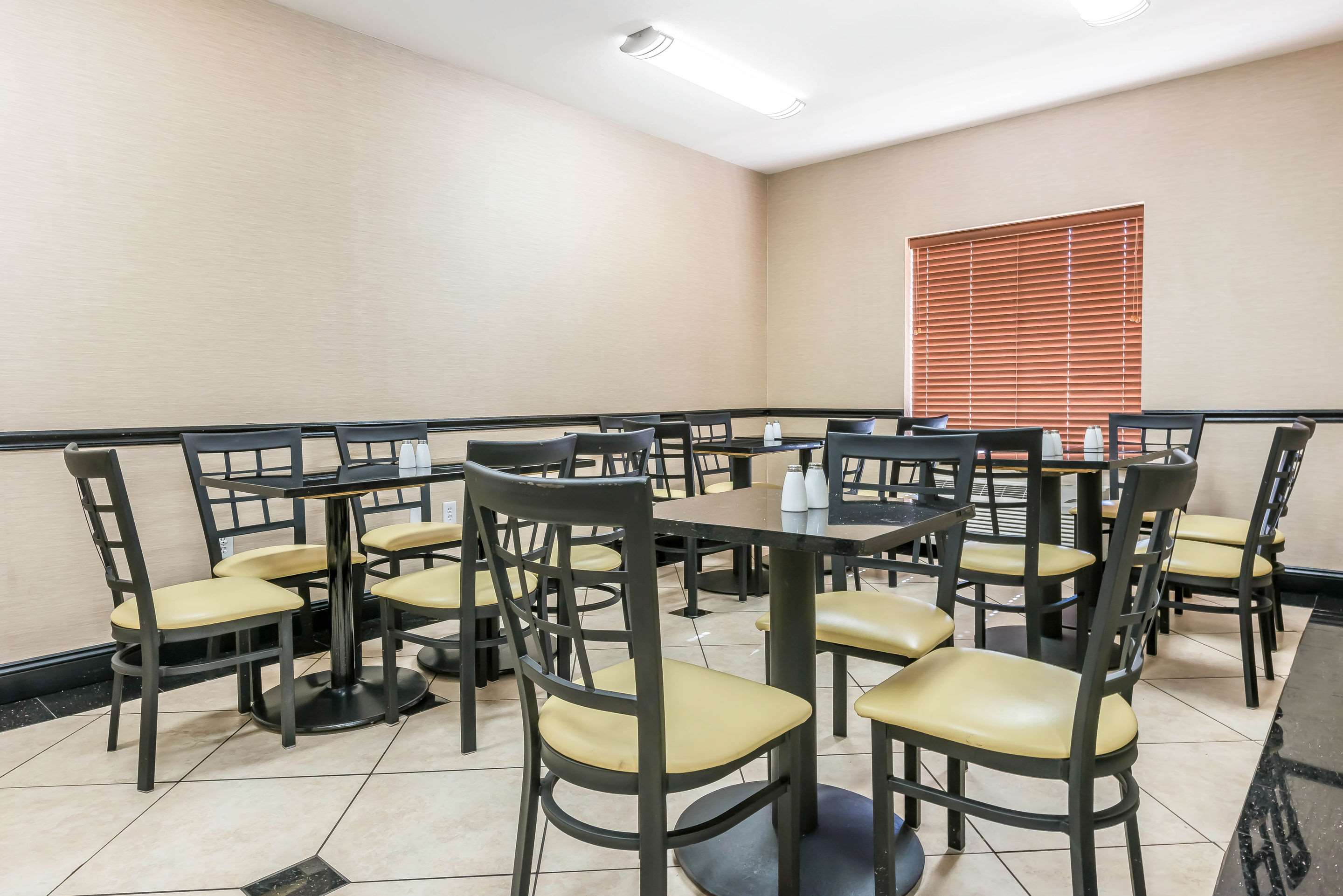 Breakfast area | Sleep Inn & Suites University/Shands