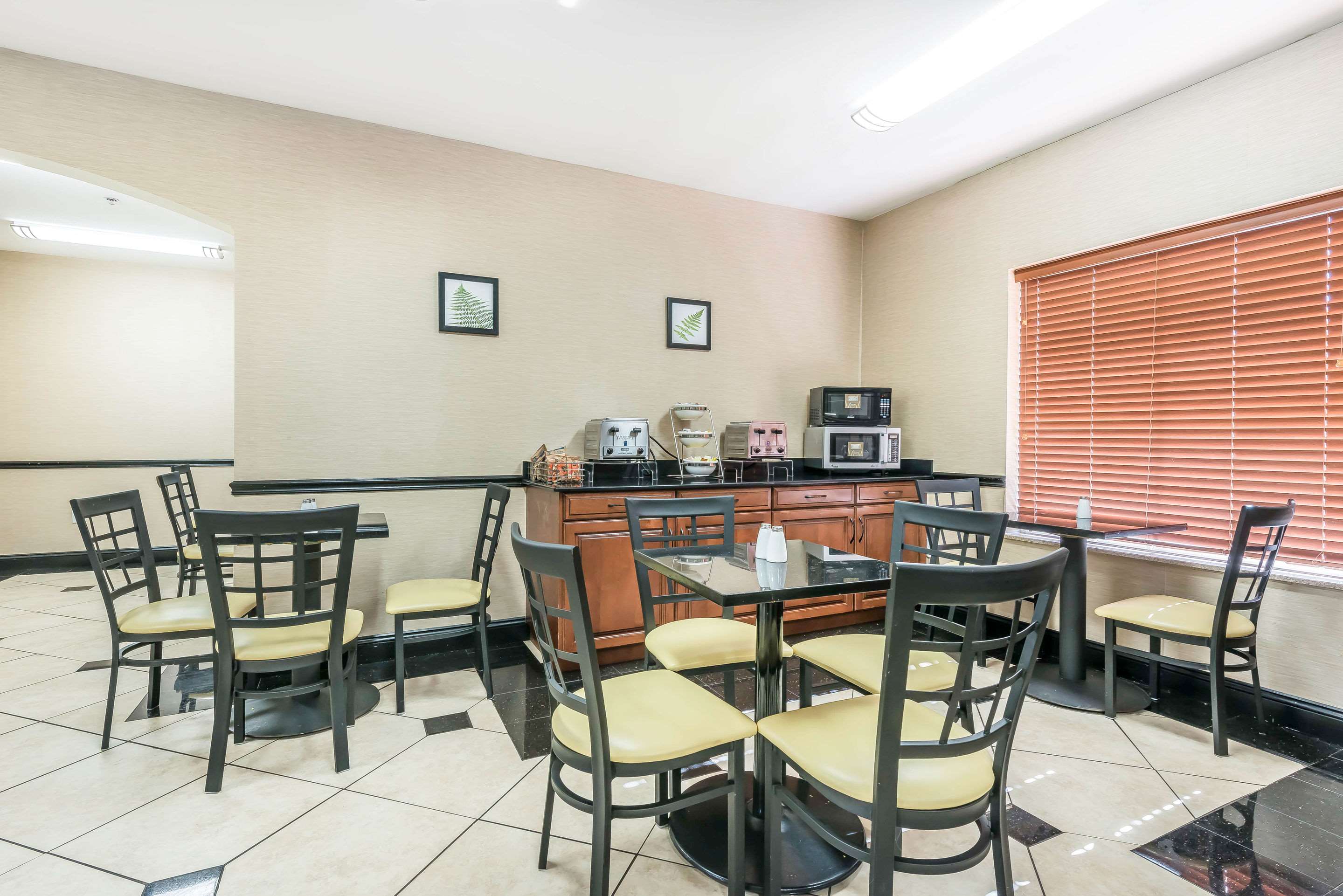 Breakfast area | Sleep Inn & Suites University/Shands