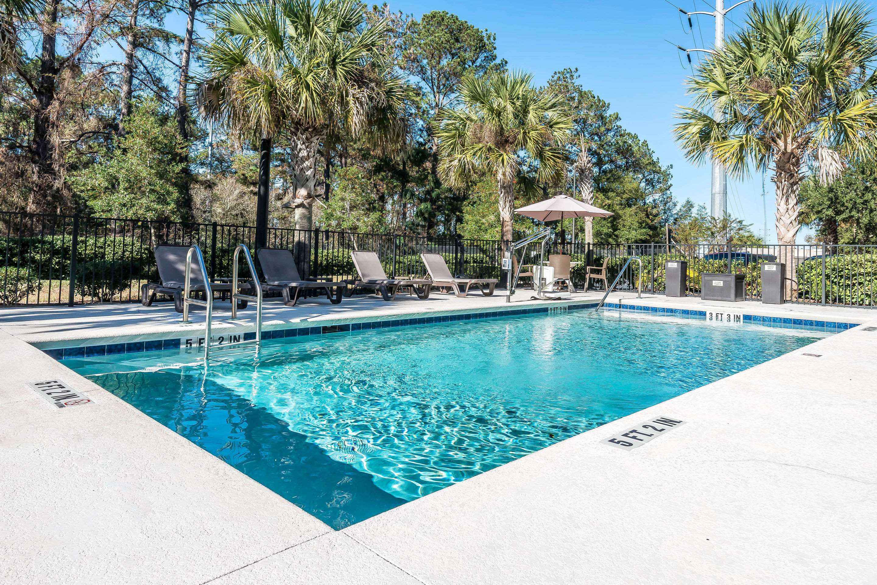Outdoor pool | Sleep Inn & Suites University/Shands