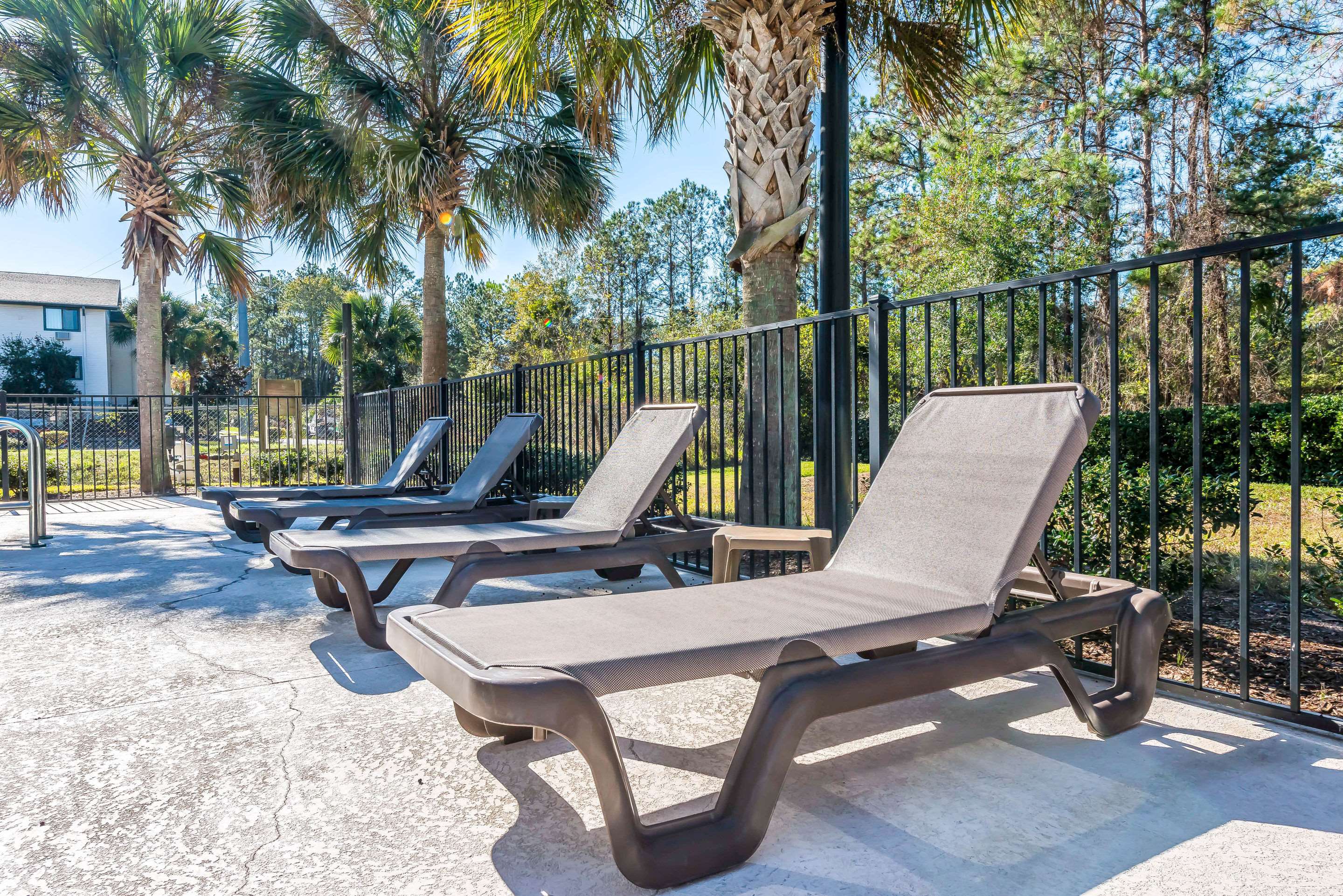 Outdoor pool | Sleep Inn & Suites University/Shands