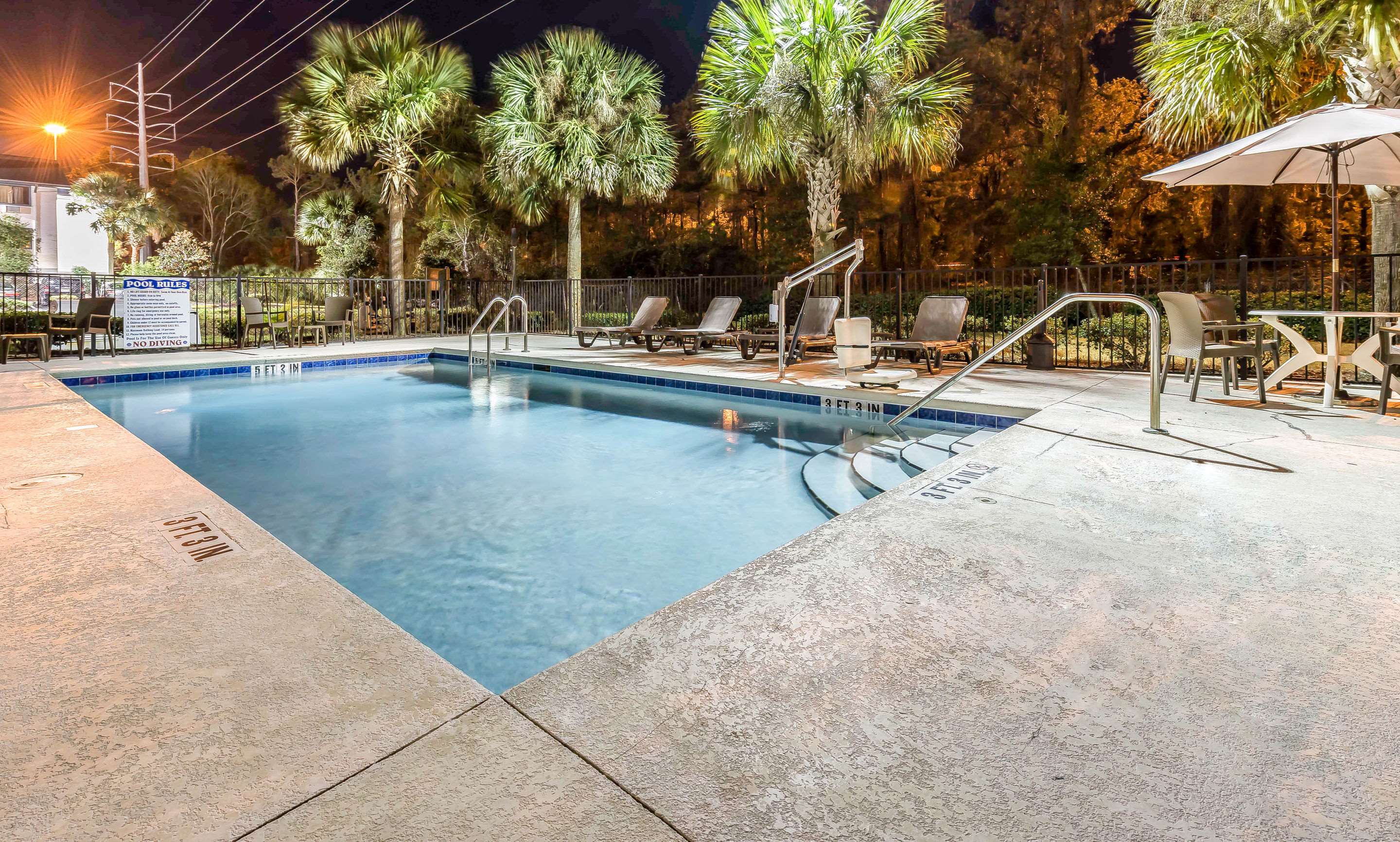 Outdoor pool | Sleep Inn & Suites University/Shands