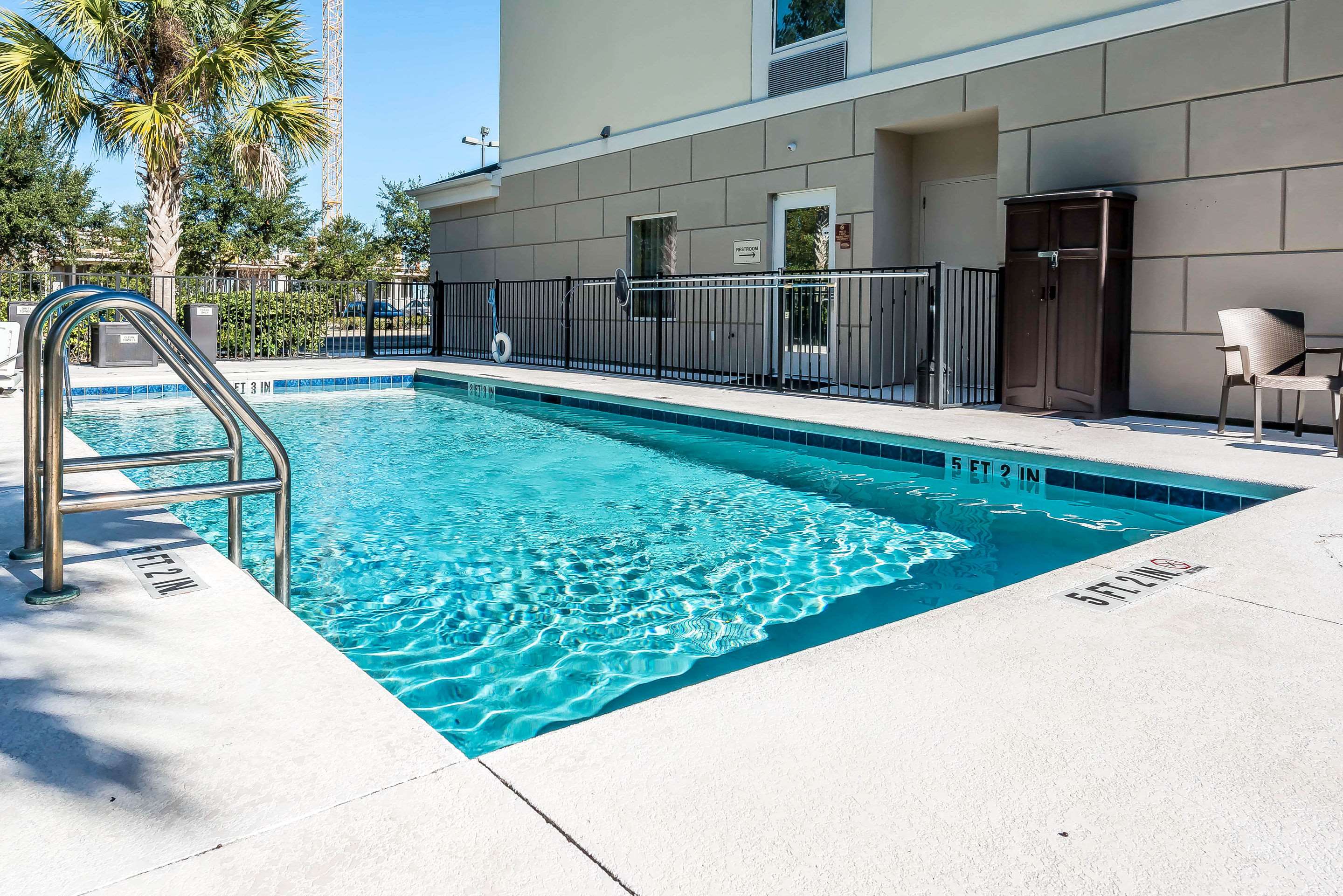 Outdoor pool | Sleep Inn & Suites University/Shands