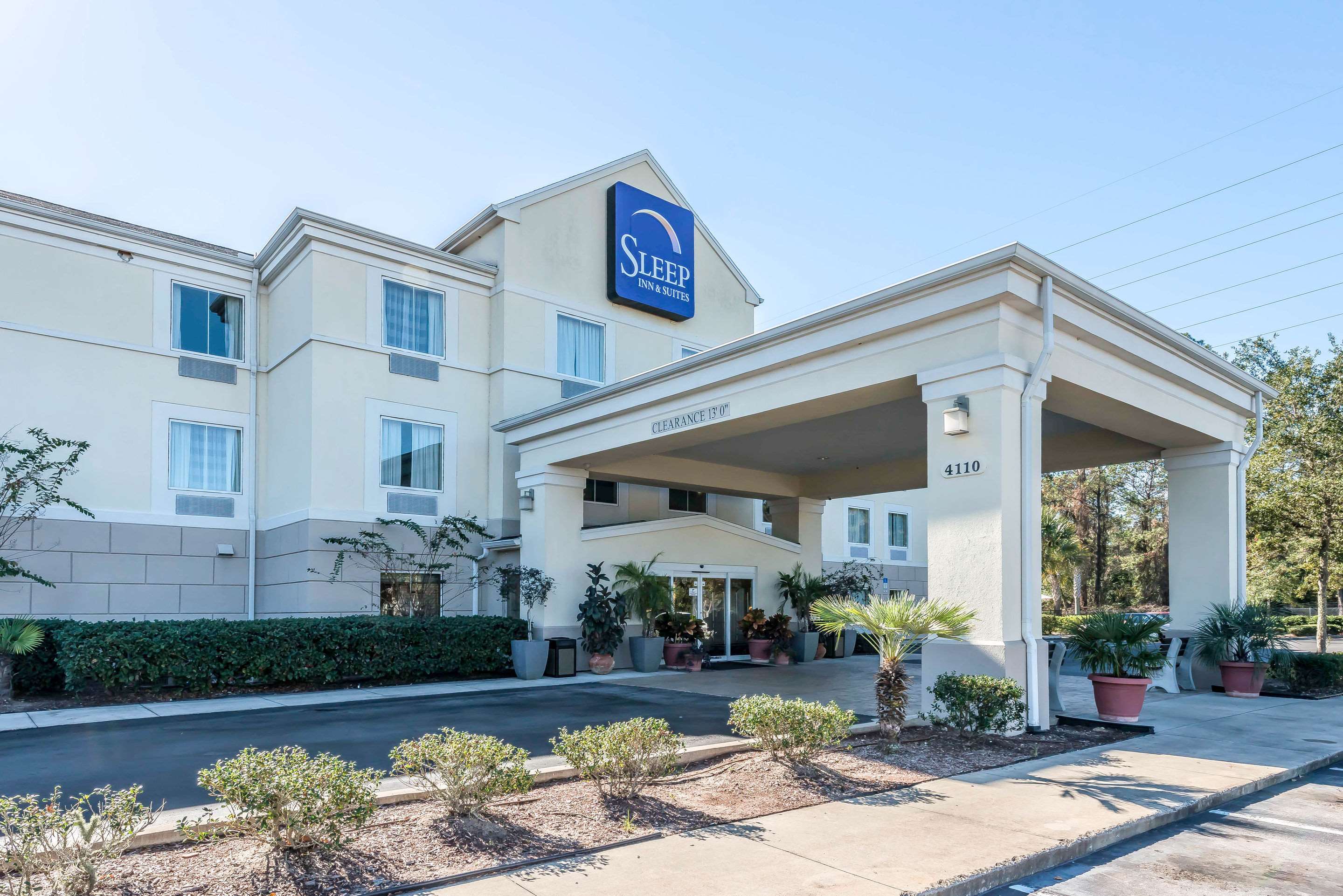 Hotel exterior | Sleep Inn & Suites University/Shands