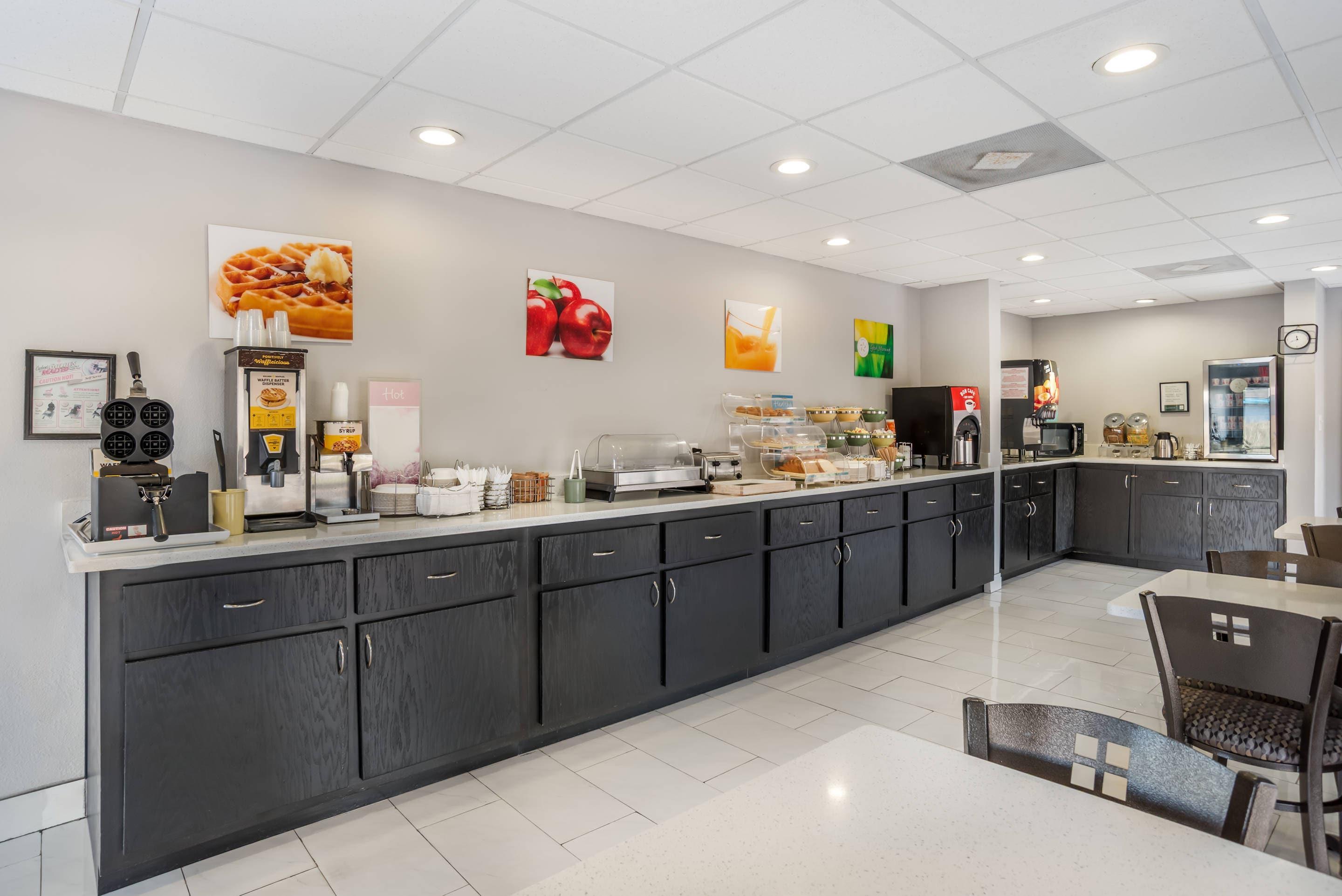 Breakfast area | Quality Inn & Suites near Panama City Beach