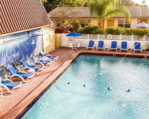 Pool - Comfort Inn Oceanside Deerfield Beach