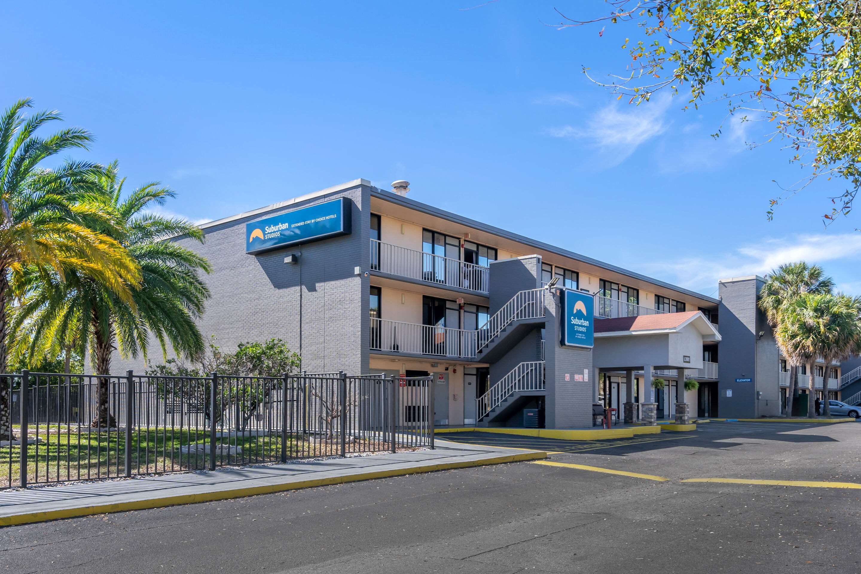 Hotel exterior | Suburban Studios International Drive
